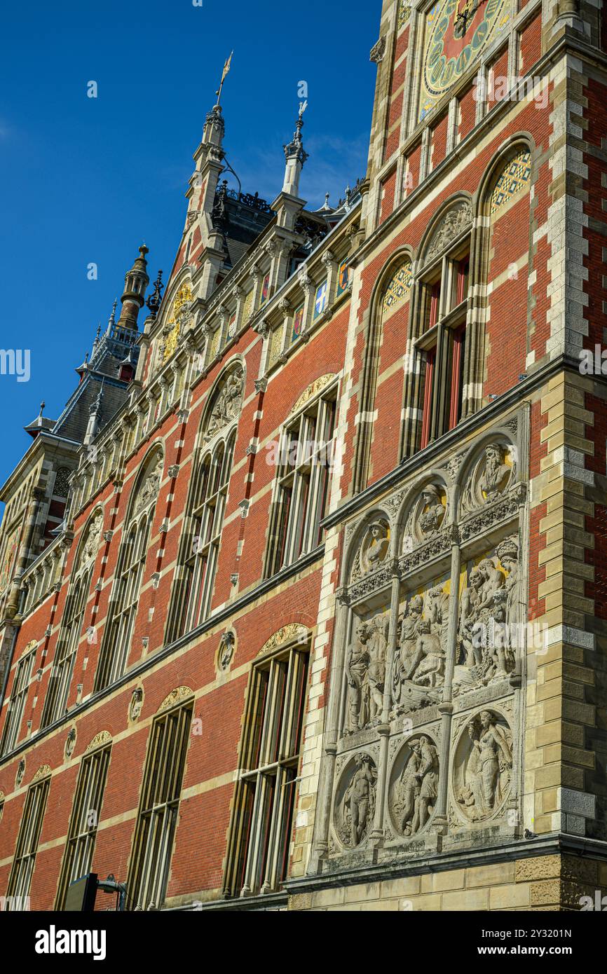 Une image en gros plan de la façade de la gare centrale d'Amsterdam, Amsterdam, pays-Bas Banque D'Images