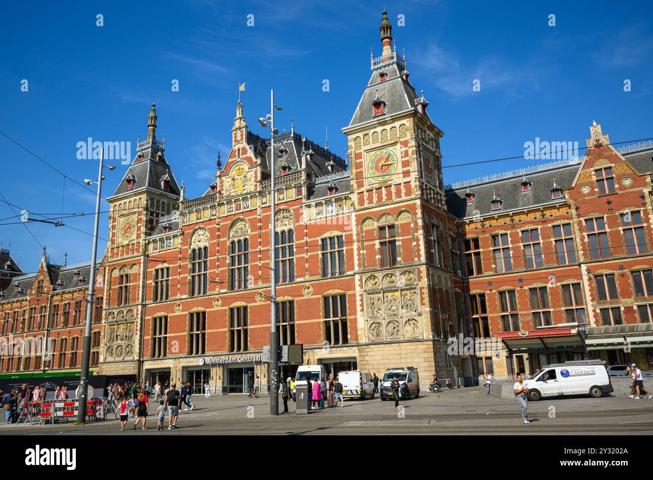 Une vue de face de la gare centrale d'Amsterdam par une journée d'été ensoleillée, Amsterdam, pays-Bas Banque D'Images