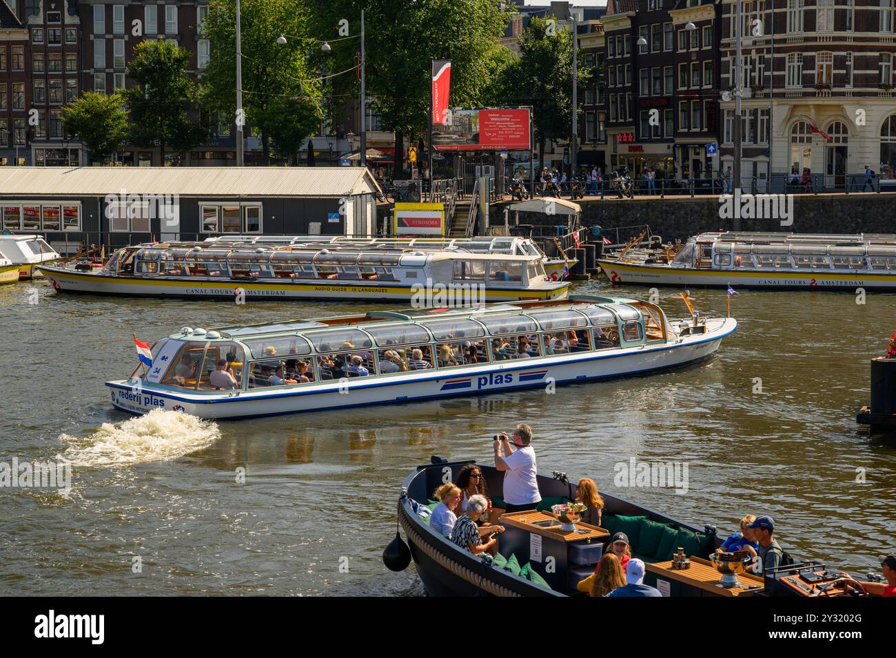 Faire un tour du canal par une journée d'été ensoleillée depuis le Damrak, Amsterdam, pays-Bas Banque D'Images