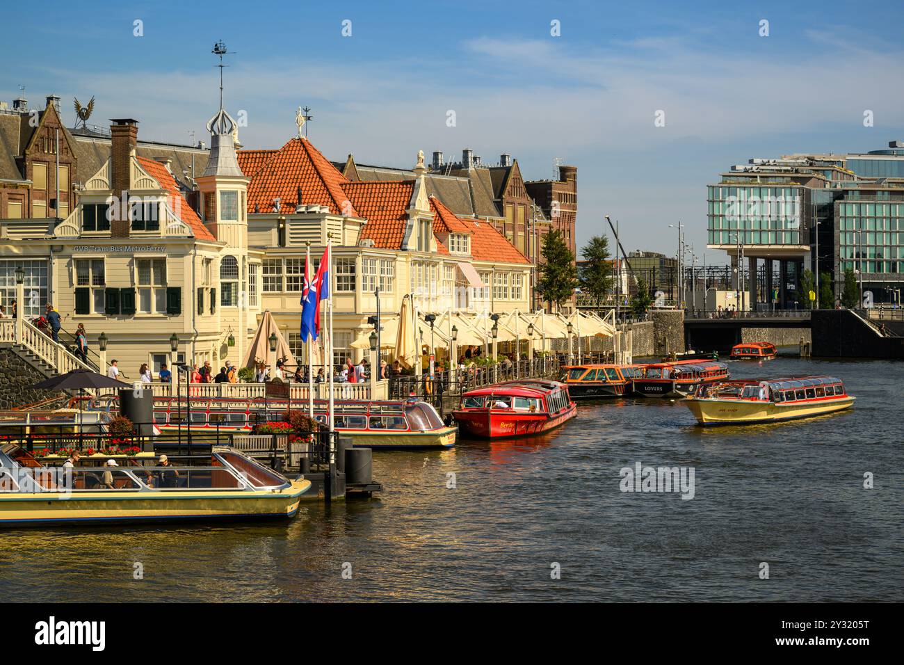 Faire un tour du canal par une journée d'été ensoleillée depuis le Damrak, Amsterdam, pays-Bas Banque D'Images