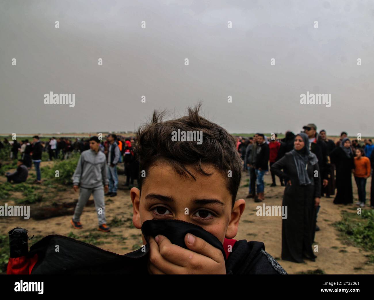 Gaza, Palestine, 30 mars 2019. Des manifestants palestiniens affrontent des soldats israéliens à Abu Safiya, à l'est de la ville de Jabaliya, dans le nord de la bande de Gaza, au cours de la manifestation de la Grande Marche du retour de cette semaine, avec le chef du bureau politique du Hamas, Ismail Haniyeh, faisant une apparition sur le site d'Abu Safiya. Des milliers de Palestiniens se sont rassemblés sur différents sites le long des frontières orientales de la bande de Gaza pour participer à la marche hebdomadaire visant à briser le siège israélien en cours et à marquer la Journée de la terre et le premier anniversaire de la Grande Marche du retour, selon le mini palestinien Banque D'Images