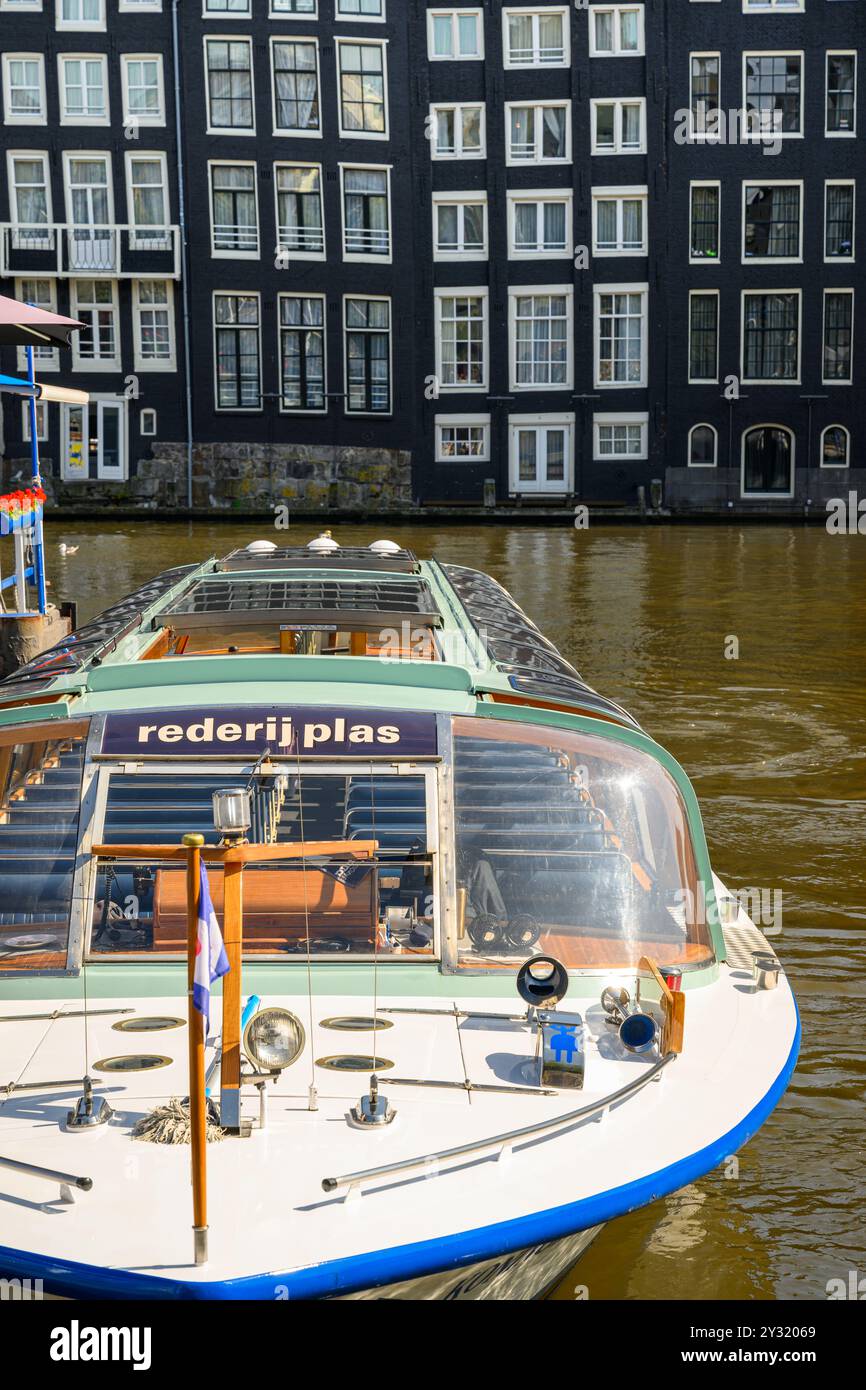 Faire un tour du canal par une journée d'été ensoleillée depuis le Damrak, Amsterdam, pays-Bas Banque D'Images