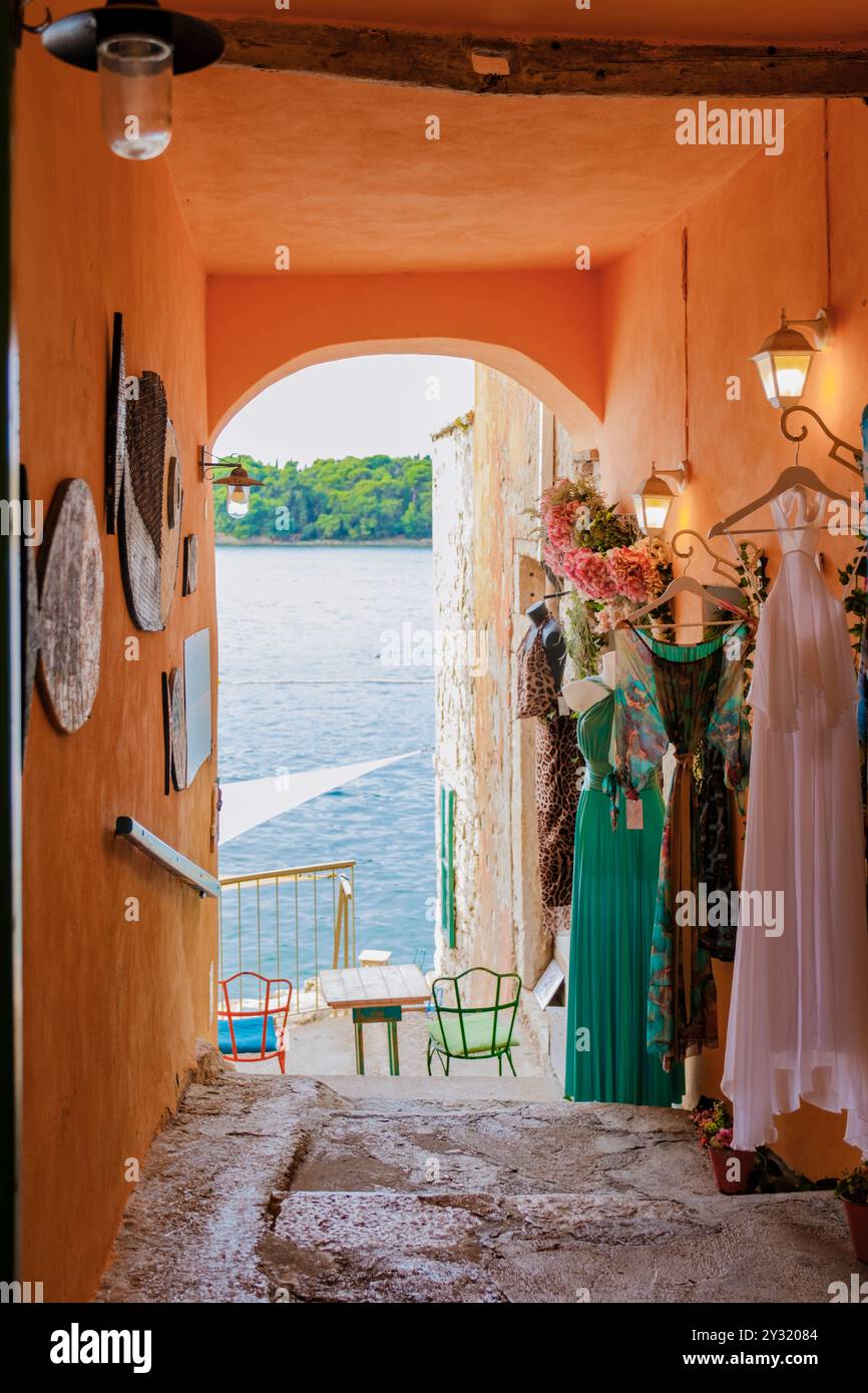 Rovinj Croatie 27 août 2024 une ruelle accueillante ornée de robes colorées et de lanternes mène aux eaux sereines de Rovinj, Croatie. Le sunli Banque D'Images