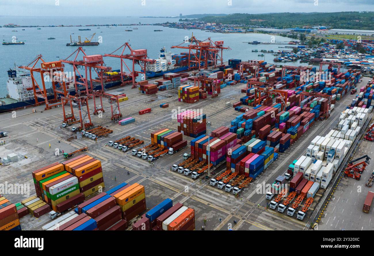 Sihanoukville. 11 septembre 2024. Une photo de drone aérien prise le 11 septembre 2024 montre un terminal à conteneurs au port autonome de Sihanoukville (pas) à Sihanoukville, au Cambodge. Le Cambodge a inauguré jeudi un terminal à conteneurs supplémentaire de 37 millions de dollars américains au pas ici après une construction de 17 mois. Crédit : Nitola/Xinhua/Alamy Live News Banque D'Images