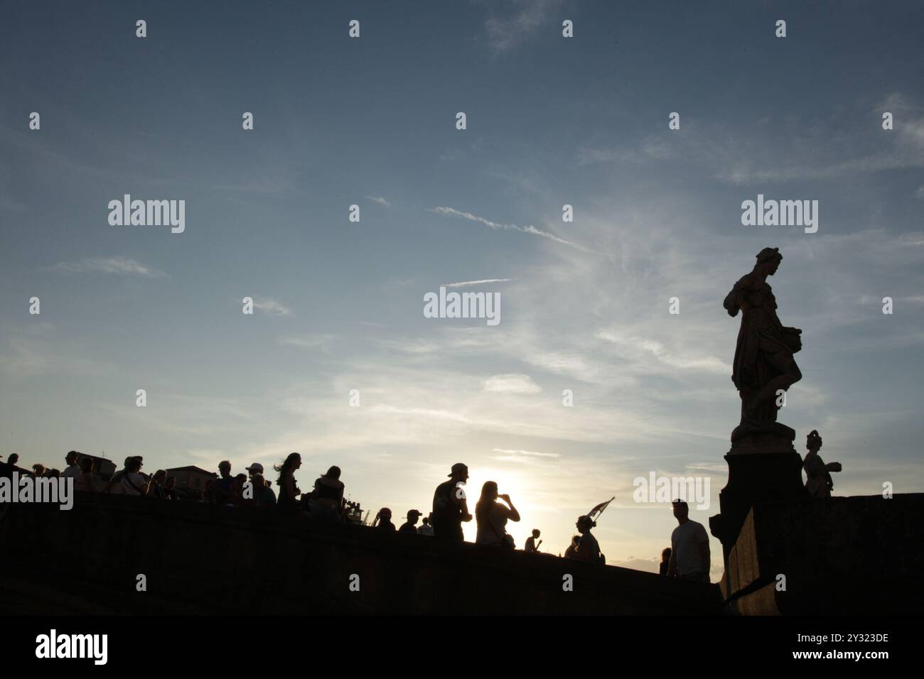 Florence, Italie. 11 septembre 2024. Les gens sont vus silhouettés pendant le coucher du soleil sur le pont Santa Trinita au-dessus de la rivière Arno dans le centre historique de Florence le 11 septembre 2024. (Photo de Paulo Amorim/Sipa USA) crédit : Sipa US/Alamy Live News Banque D'Images