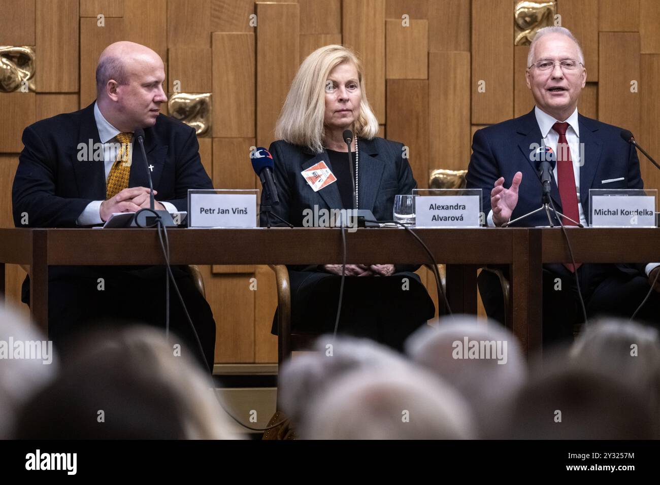 Prague, République tchèque. 11 septembre 2024. De gauche à droite : le religioniste Petr Jan vins, journaliste, spécialiste de la communication politique et de la propagande en ligne sur le marketing, les méthodes de persuasion et la guerre hybride Alexandra Alvarova et le directeur du contre-espionnage tchèque Michal Koudelka assistent à une conférence intitulée sécurité nationale et mouvements pseudo-conservateurs ou distinguer la politique conservatrice authentique de la subversion antidémocratique, à Prague, République tchèque, le 11 septembre 2024. Crédit : vit Simanek/CTK photo/Alamy Live News Banque D'Images