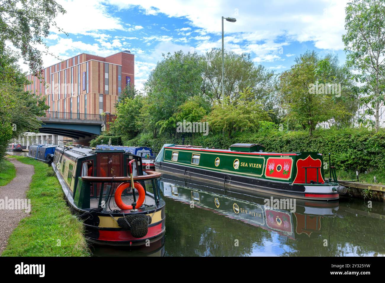 Oxford canal Walk à Banbury. Utilisation du côté canal pour un nouveau développement comprenant des restaurants, des boutiques et le centre d'attractions TheLight-Banbury ci-dessus. Banque D'Images
