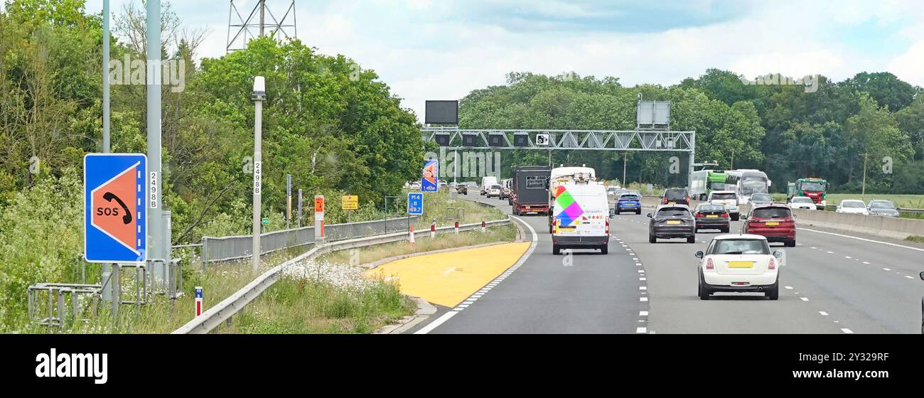 SOS M4 SMART Highway signe pour un nouvel ajout de refuge d'urgence jaune layby où l'épaule dure régulière ici devient une voie de circulation supplémentaire Angleterre Royaume-Uni Banque D'Images SOS M4 SMART Highway signe pour un nouvel ajout de refuge d'urgence jaune layby où l'épaule dure régulière ici devient une voie de circulation supplémentaire Angleterre Royaume-Uni Banque D'Images