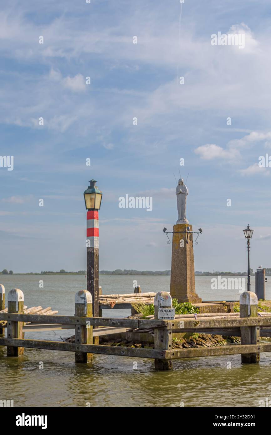 Volendam, pays-Bas - 13 juillet 2022 : la statue de la Vierge Marie, notre-Dame de Banneux, au port de Volendam Banque D'Images