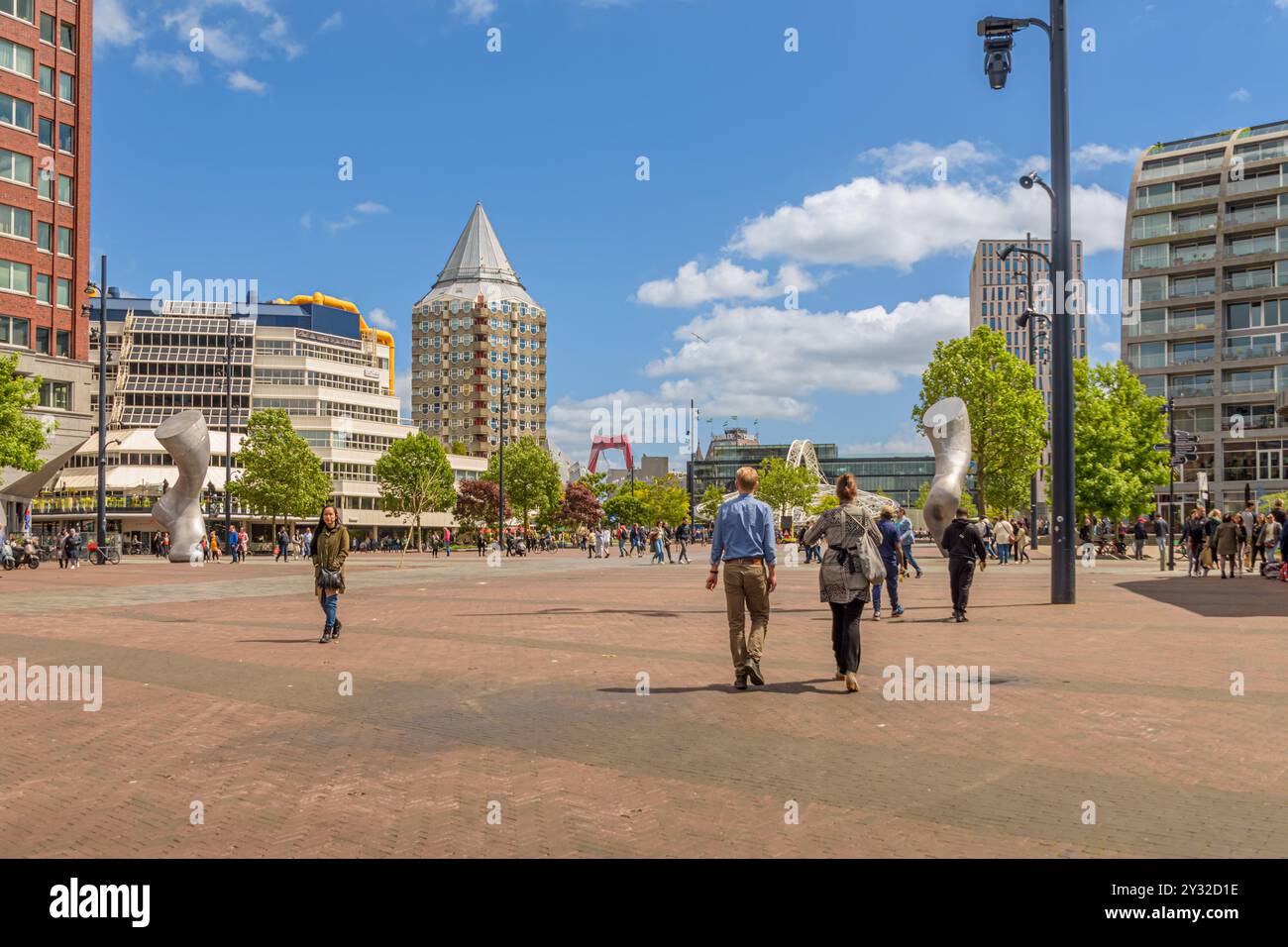 Rotterdam, pays-Bas - 27 mai 2022 : les gens marchent sur la Binnenrotte à la station Blaak, Rotterdam. En arrière-plan, Willemsbrug, de Potlood, Banque D'Images