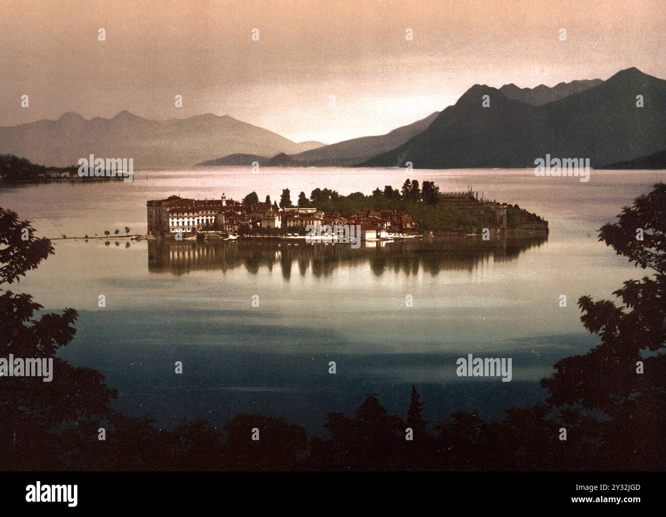 Isola Bella im Mondlicht, Lago Maggiore, Italien / Isola Bella by Moonlight, Lake Maggiore, Italy, Historisch, digital restaurierte Reproduktion von e Banque D'Images