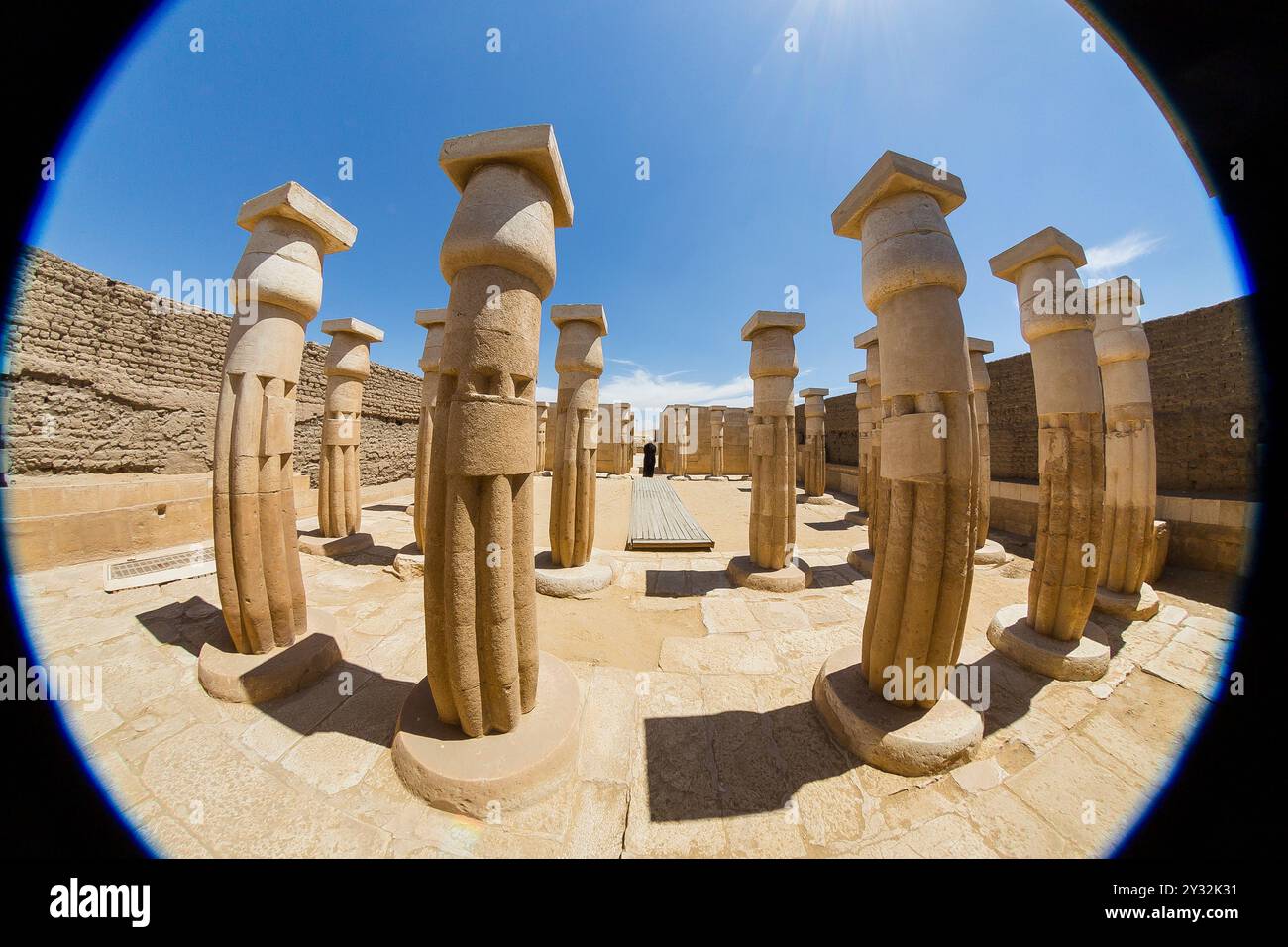 Égypte, Saqqara, tombeau du nouvel Empire de Horemheb, colonnes dans la deuxième cour (lentille fisheye). Banque D'Images