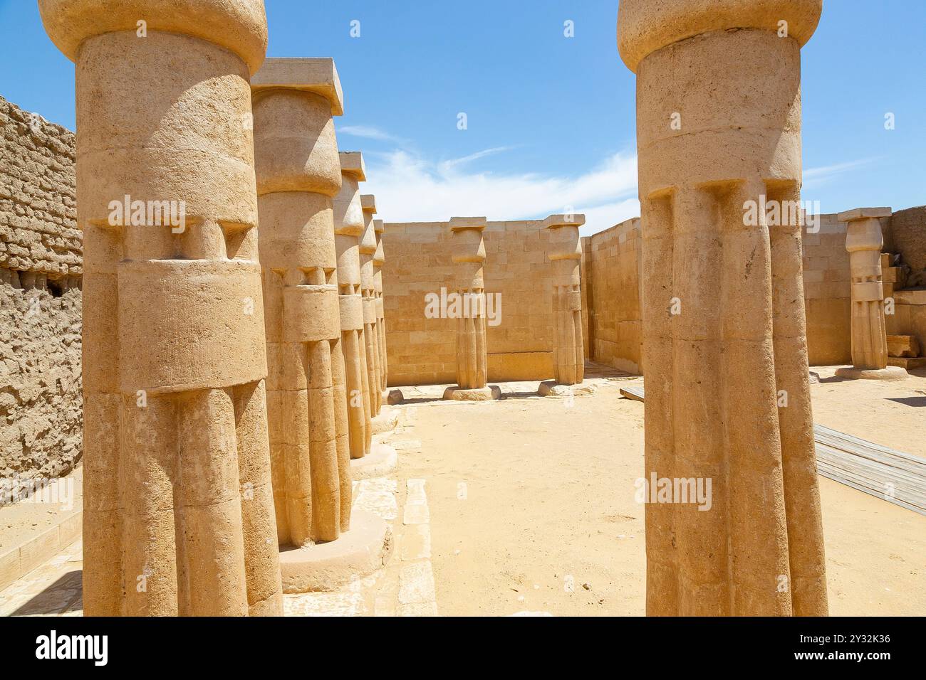 Égypte, Saqqara, tombeau du Nouveau Royaume de Horemheb, colonnes dans la deuxième cour. Banque D'Images