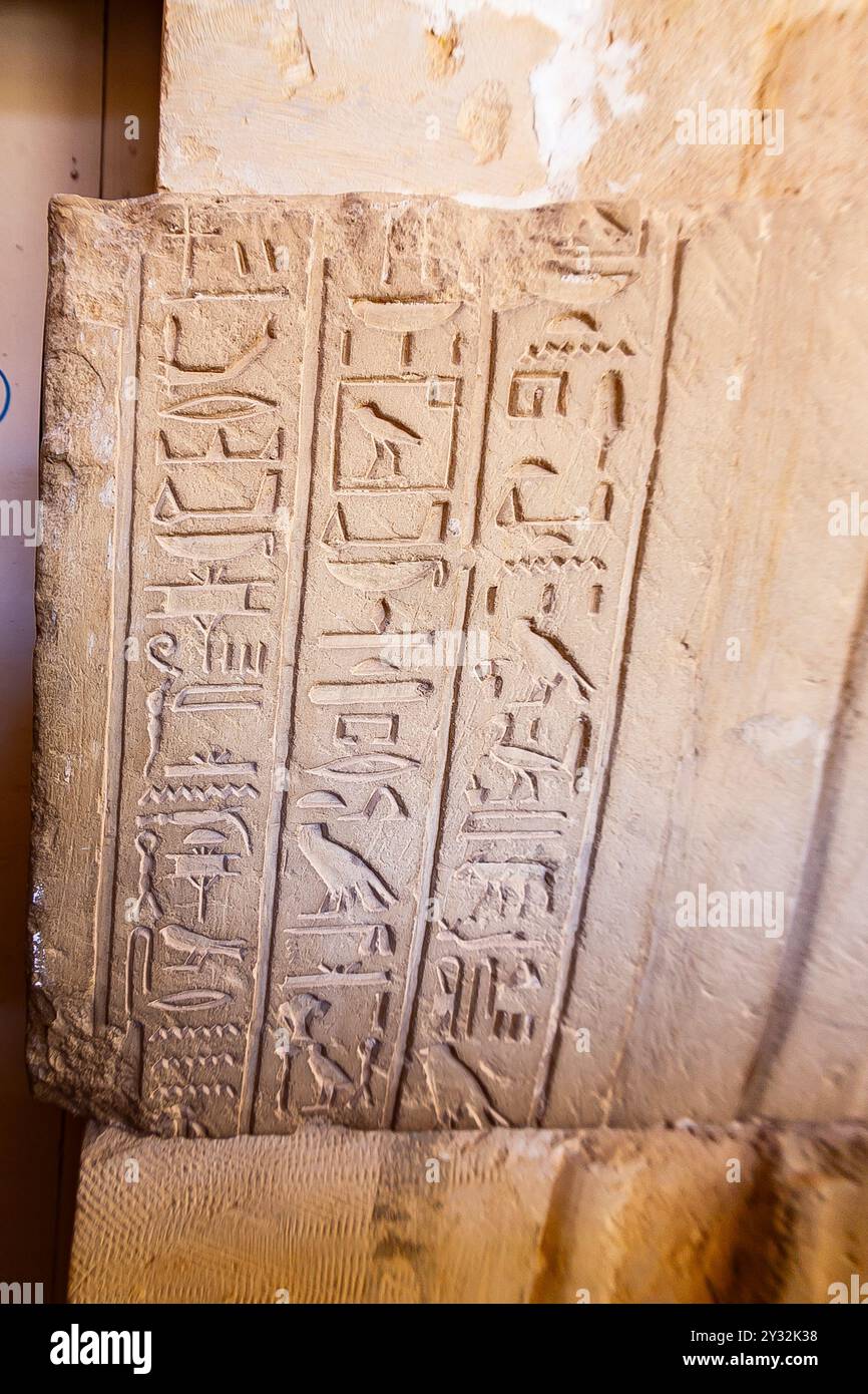 Egypte, Saqqara, tombeau de Horemheb, mur ouest de la cour intérieure, derrière une niche de statue, jambage de la chapelle Sud. Banque D'Images