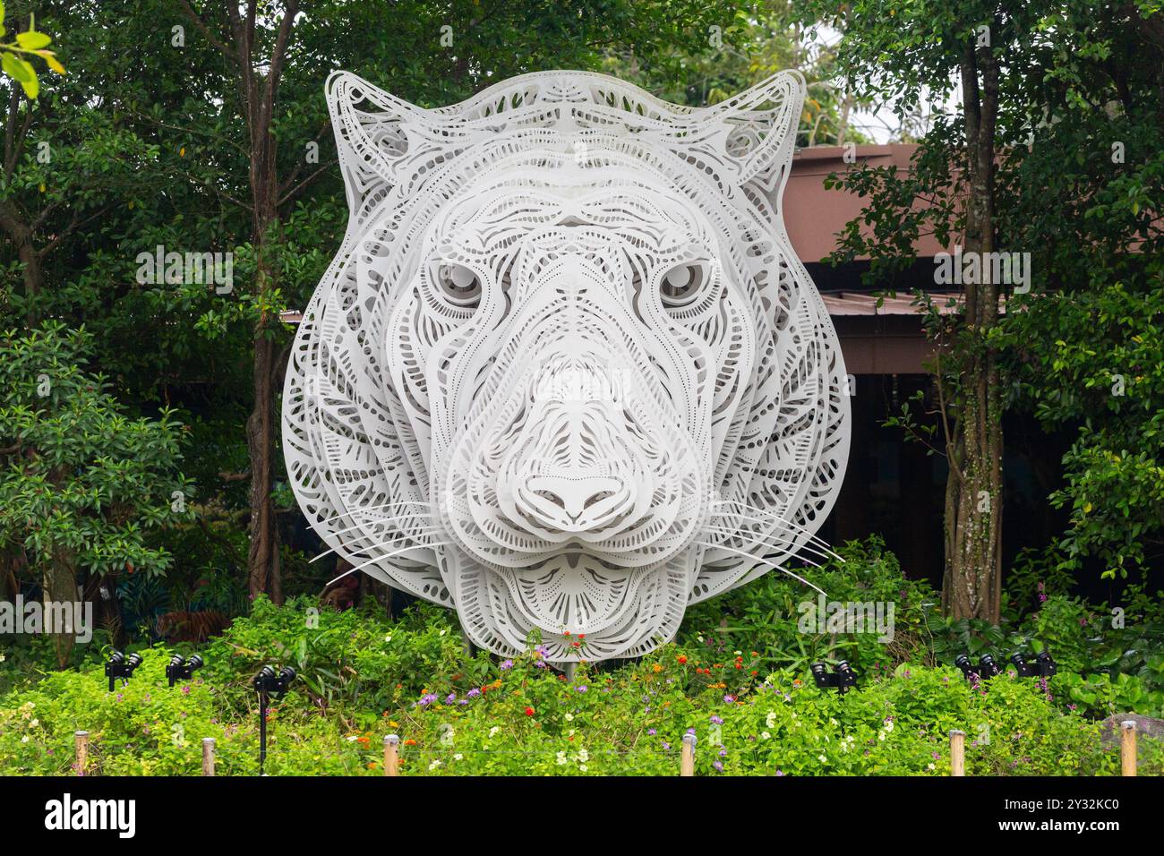 Portrait d'installation artistique de visage de tigre malaisien en utilisant de l'acier inoxydable avec peinture émaillée polyuréthane et vernis transparent. Créé par Singapore studio FARM. Banque D'Images