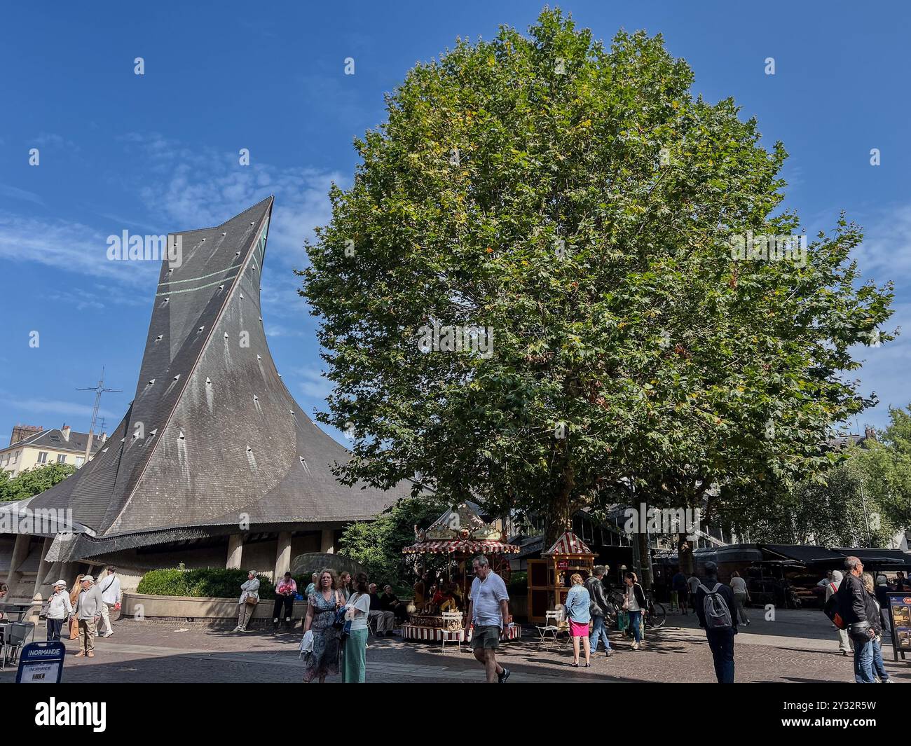 4 août 2023. Église catholique Sainte Jeanne d'Arc, Rouen, France. Énormes vitraux dans l'église. Banque D'Images