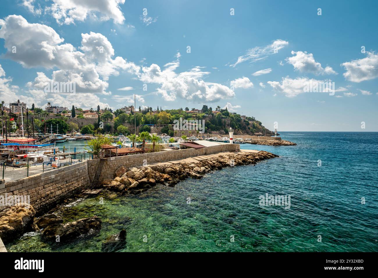 Vue sur la vieille ville d'Antalya Marina et bateaux d'excursion à Kaleici Banque D'Images