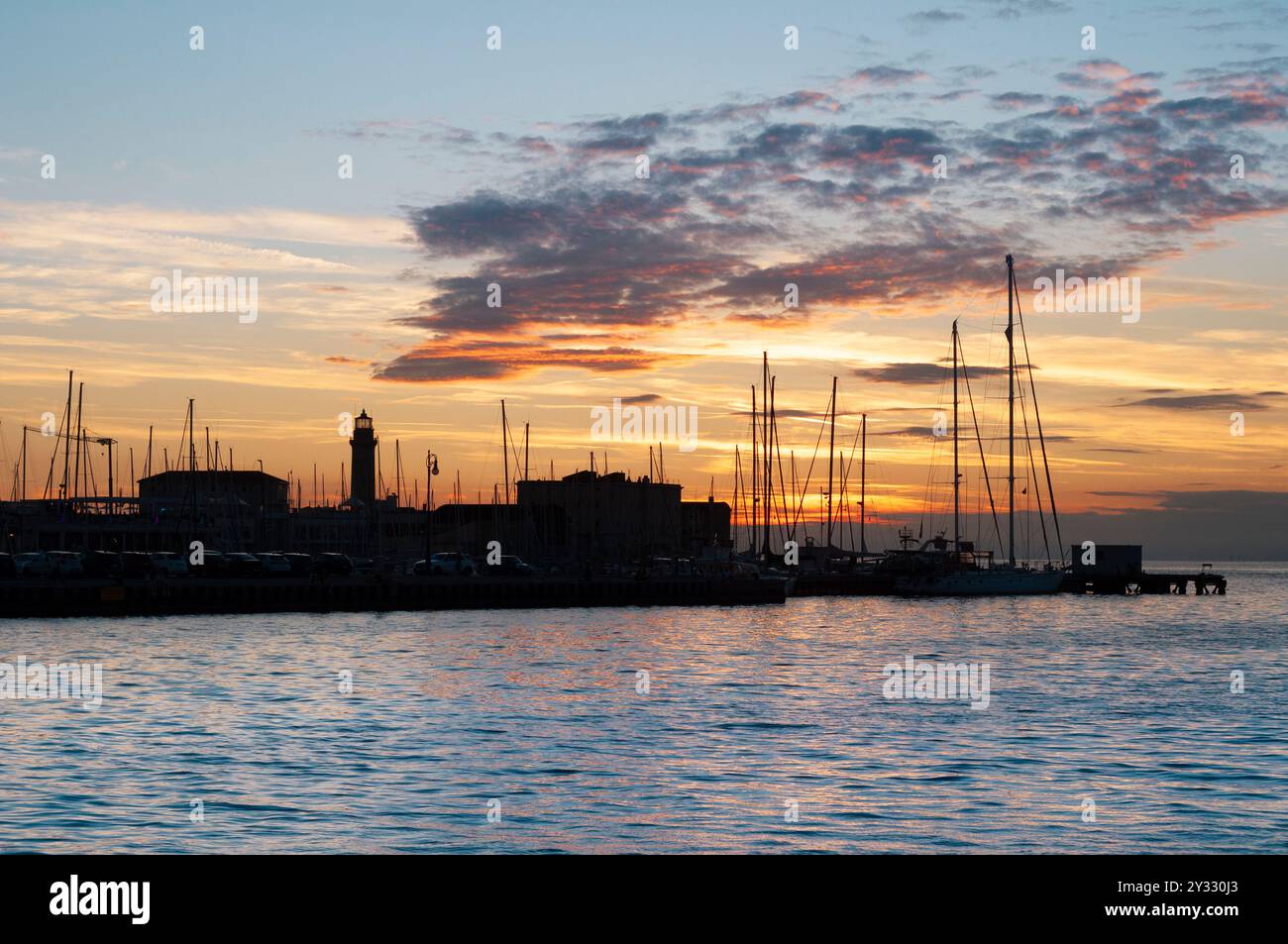 Italie, Friuli Venezia Giulia, Trieste, Marina di San Giusto, Faro la Lanterna, Lantern Lighthouse at Sunset Banque D'Images