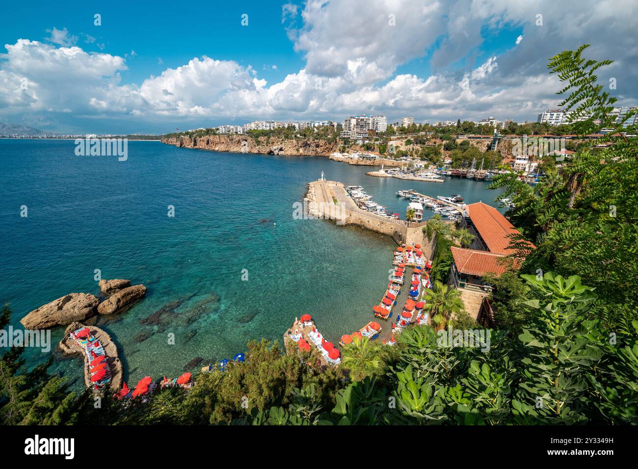 Vue sur la vieille ville d'Antalya Marina et bateaux d'excursion à Kaleici Banque D'Images