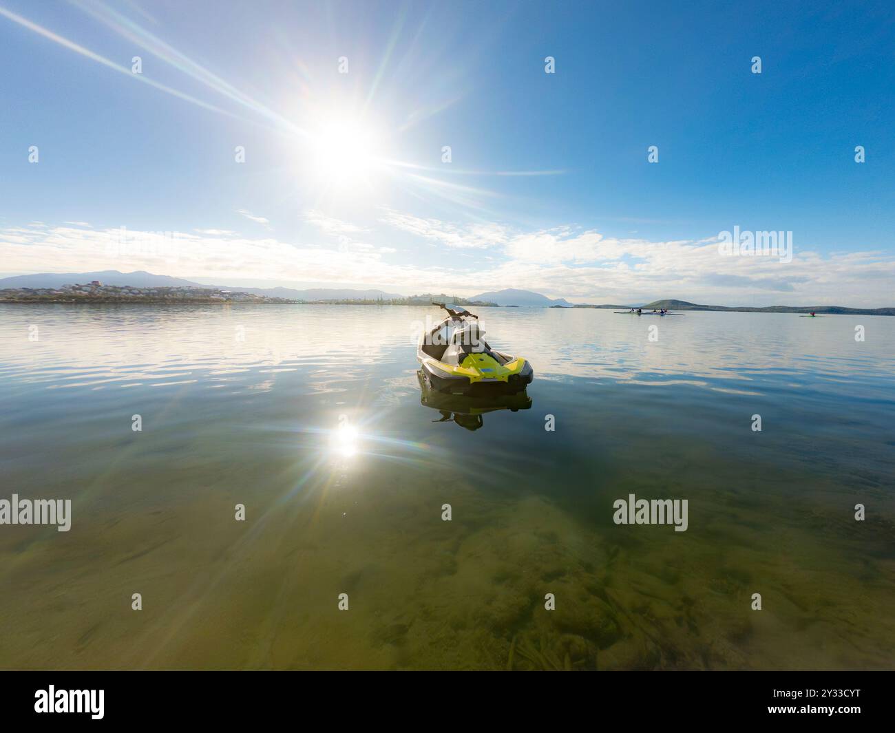 Jet ski à l'ancre dans la mer calme en plein soleil Banque D'Images