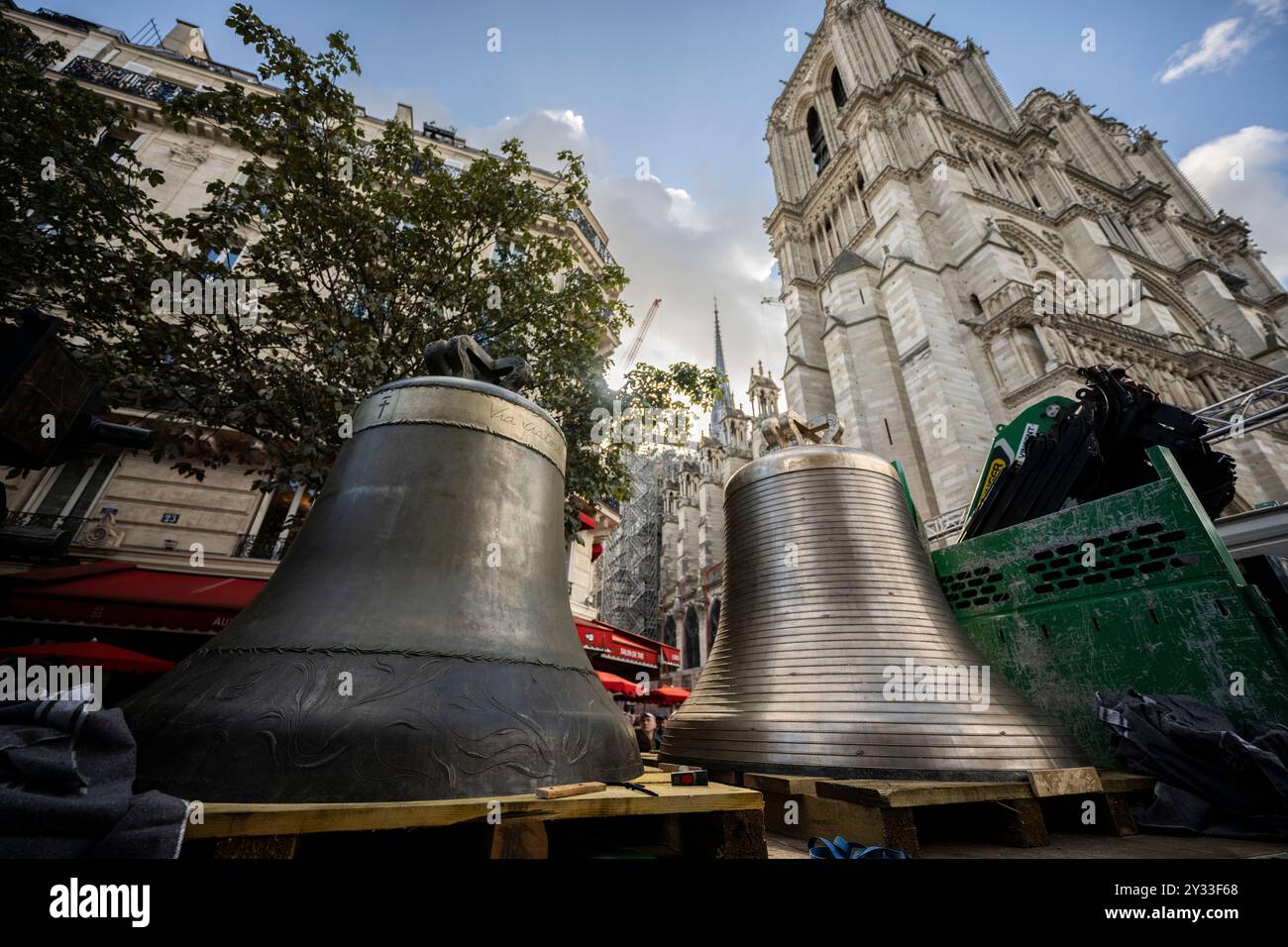 Huit cloches retournent au beffroi nord de la cathédrale notre-Dame de Paris, au centre de Paris, France, le 12 septembre 2024. De Gabriel, pesant plus de quatre tonnes, au Jean-Marie, plus petit, nommé en hommage au cardinal Lustiger : le 12 septembre, notre-Dame de Paris accueille les huit cloches de son beffroi nord, moins de trois mois avant la réouverture de la cathédrale. Ces huit cloches, portant les noms de personnalités qui ont marqué la vie du diocèse et de l’Église, ont été enlevées en juillet 2023 pour permettre la restauration de la tour nord, touchée par les flammes du géant Banque D'Images