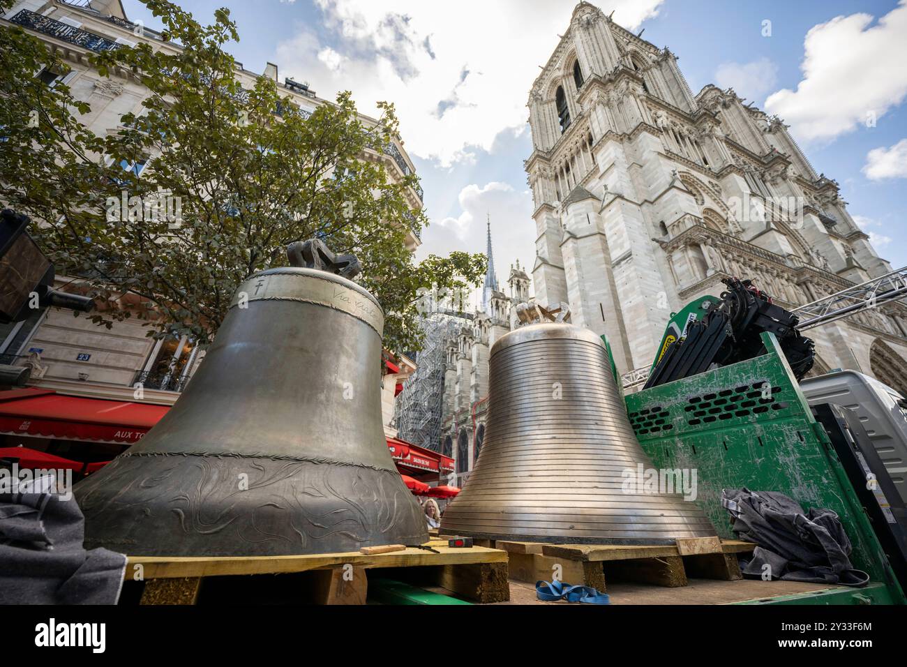 Huit cloches retournent au beffroi nord de la cathédrale notre-Dame de Paris, au centre de Paris, France, le 12 septembre 2024. De Gabriel, pesant plus de quatre tonnes, au Jean-Marie, plus petit, nommé en hommage au cardinal Lustiger : le 12 septembre, notre-Dame de Paris accueille les huit cloches de son beffroi nord, moins de trois mois avant la réouverture de la cathédrale. Ces huit cloches, portant les noms de personnalités qui ont marqué la vie du diocèse et de l’Église, ont été enlevées en juillet 2023 pour permettre la restauration de la tour nord, touchée par les flammes du géant Banque D'Images