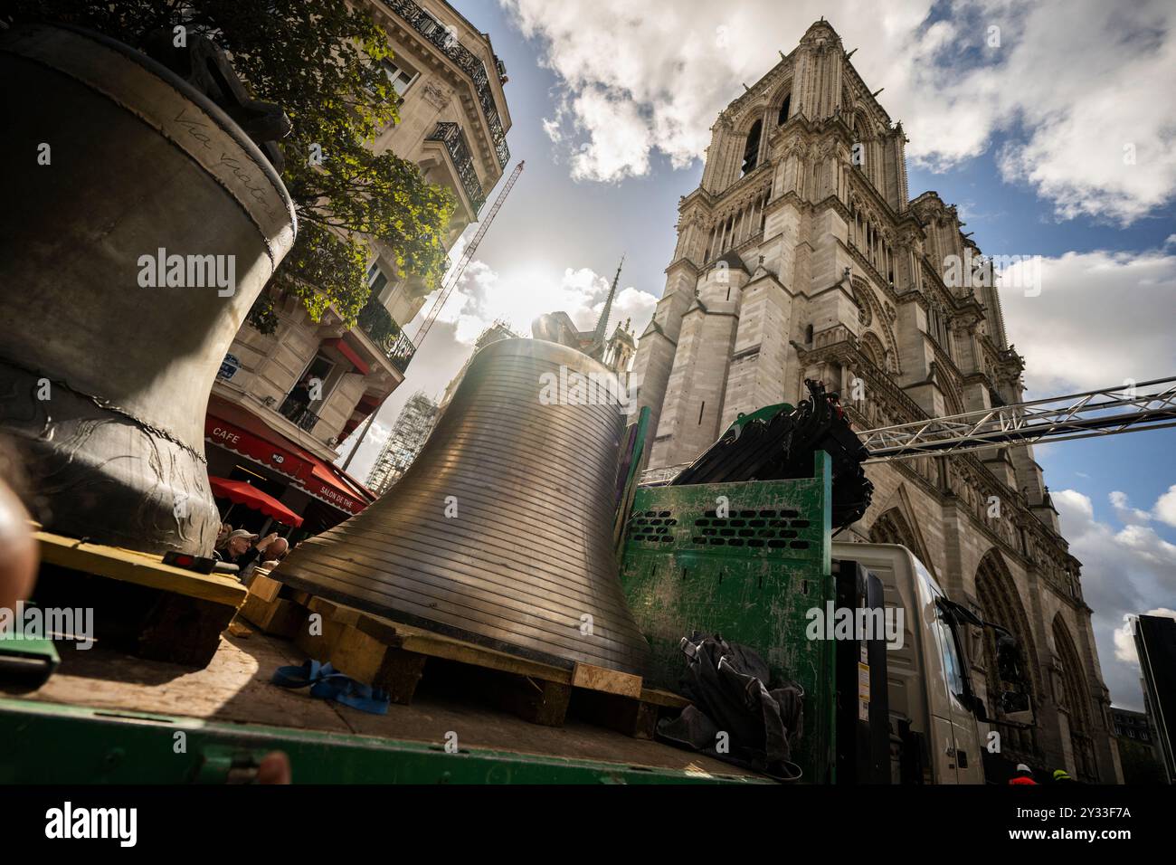 Huit cloches retournent au beffroi nord de la cathédrale notre-Dame de Paris, au centre de Paris, France, le 12 septembre 2024. De Gabriel, pesant plus de quatre tonnes, au Jean-Marie, plus petit, nommé en hommage au cardinal Lustiger : le 12 septembre, notre-Dame de Paris accueille les huit cloches de son beffroi nord, moins de trois mois avant la réouverture de la cathédrale. Ces huit cloches, portant les noms de personnalités qui ont marqué la vie du diocèse et de l’Église, ont été enlevées en juillet 2023 pour permettre la restauration de la tour nord, touchée par les flammes du géant Banque D'Images