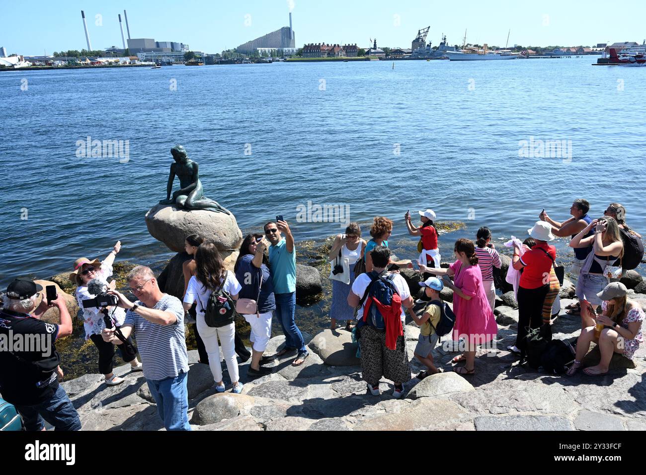 Copenhague, Danemark - 1er août 2024 : foule de touristes près de la statue de la petite Sirène à Copenhague. Banque D'Images Copenhague, Danemark - 1er août 2024 : foule de touristes près de la statue de la petite Sirène à Copenhague. Banque D'Images