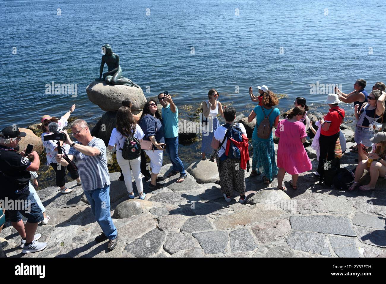 Copenhague, Danemark - 1er août 2024 : foule de touristes près de la statue de la petite Sirène à Copenhague. Banque D'Images Copenhague, Danemark - 1er août 2024 : foule de touristes près de la statue de la petite Sirène à Copenhague. Banque D'Images