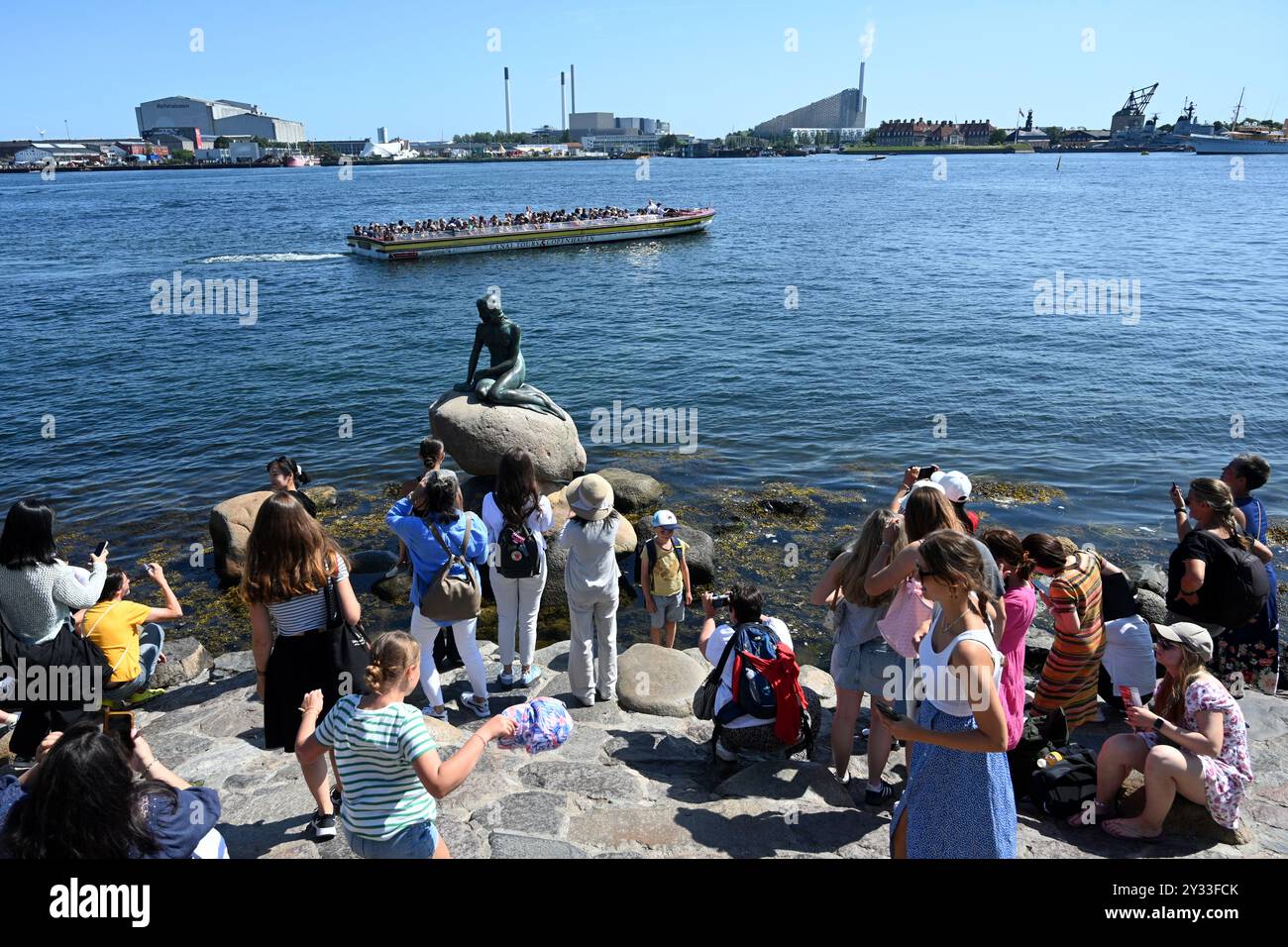 Copenhague, Danemark - 1er août 2024 : foule de touristes près de la statue de la petite Sirène à Copenhague. Banque D'Images Copenhague, Danemark - 1er août 2024 : foule de touristes près de la statue de la petite Sirène à Copenhague. Banque D'Images