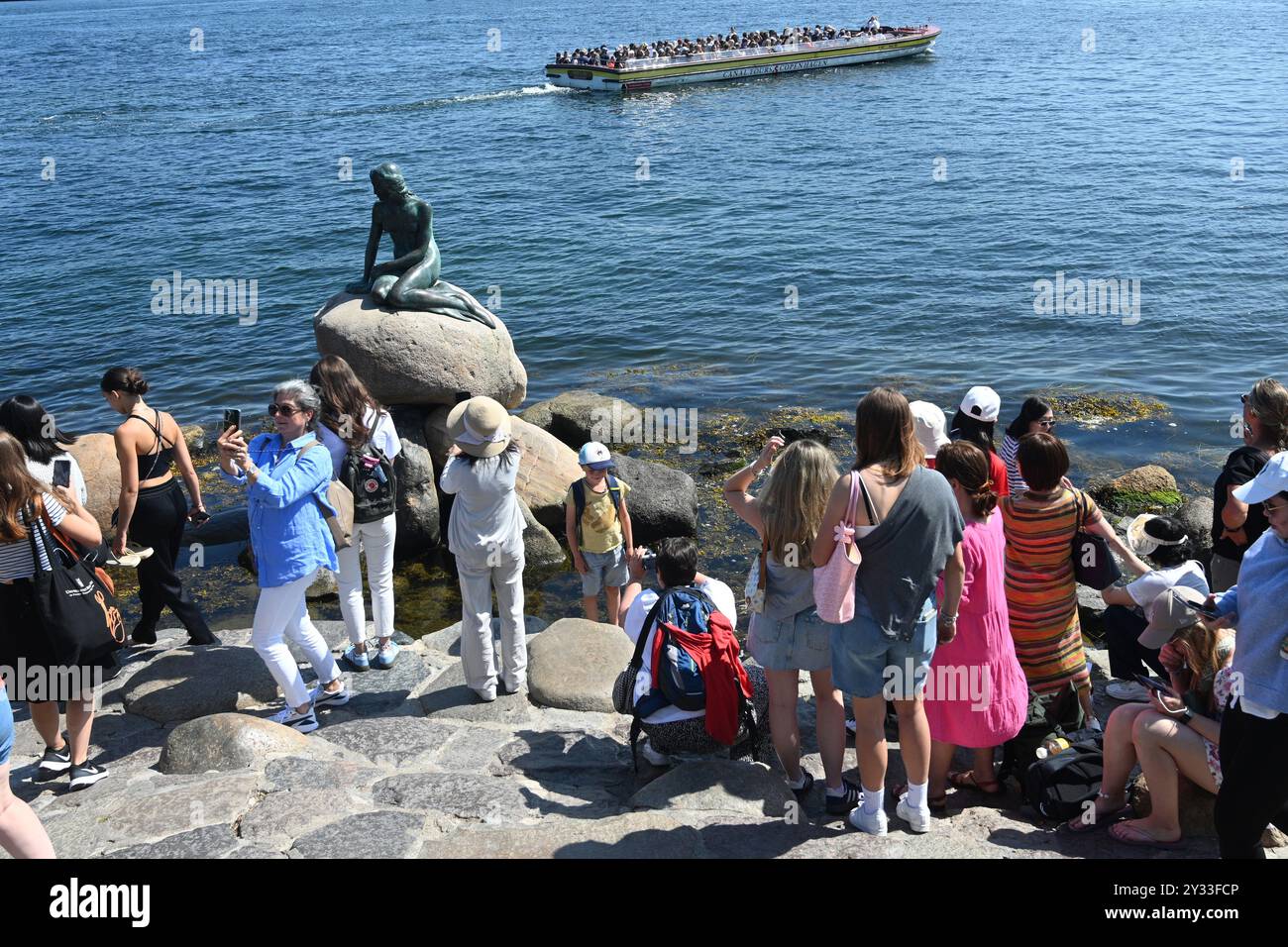 Copenhague, Danemark - 1er août 2024 : foule de touristes près de la statue de la petite Sirène à Copenhague. Banque D'Images Copenhague, Danemark - 1er août 2024 : foule de touristes près de la statue de la petite Sirène à Copenhague. Banque D'Images