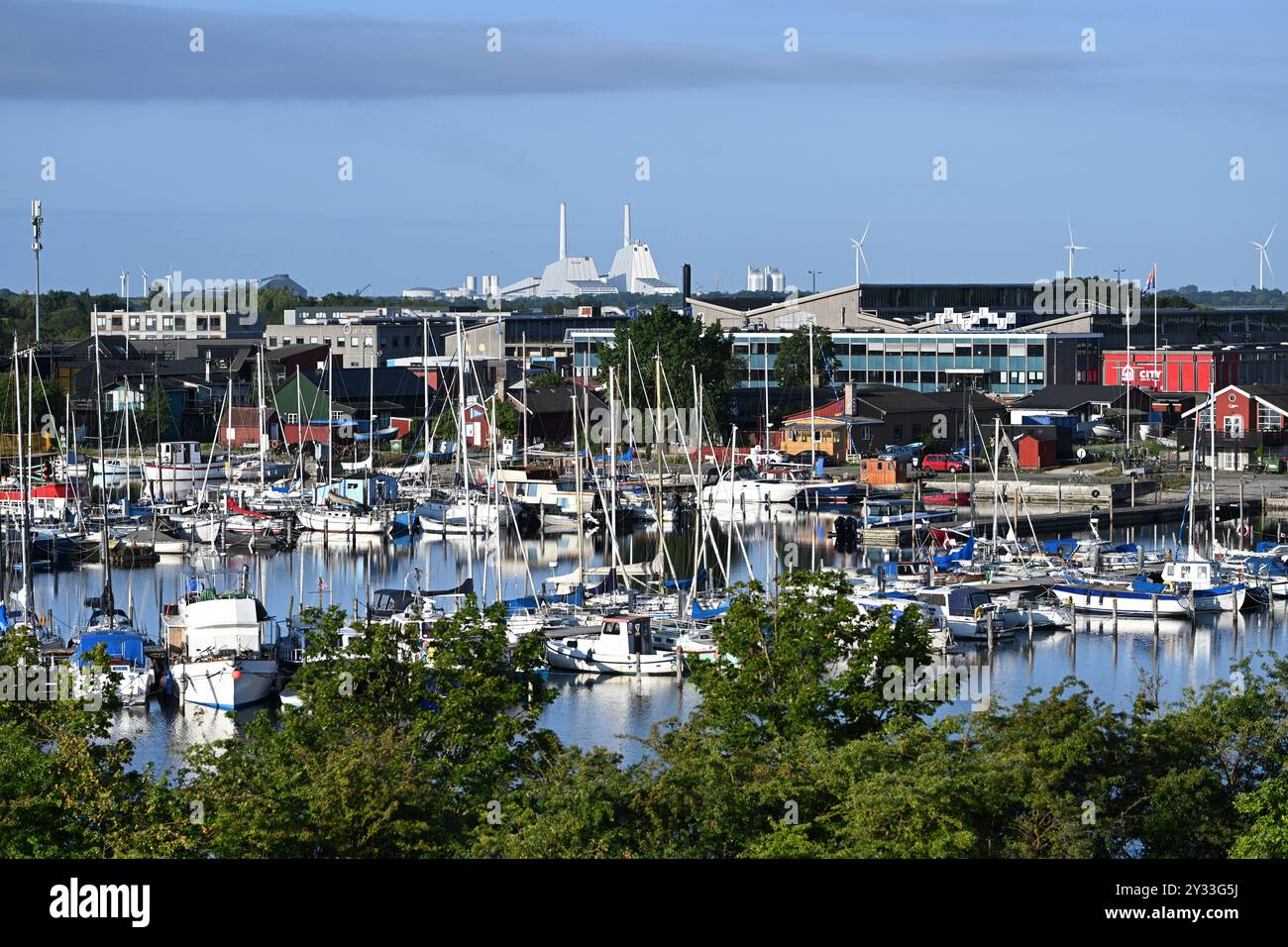 Copenhague, Danemark - 1er août 2024 : yachts et bateaux dans le canal et la centrale électrique Orsted A/S en arrière-plan. Ørsted A/S est une multinationale danoise Banque D'Images