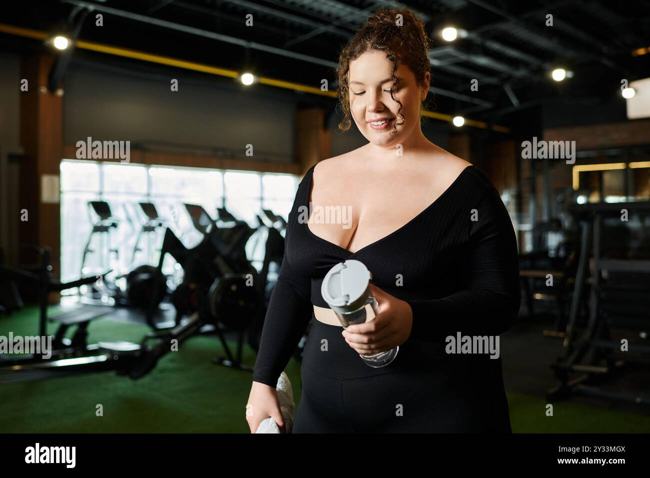 Une femme de grande taille dans sa tenue active, rayonnant positivité corporelle et détermination. Banque D'Images
