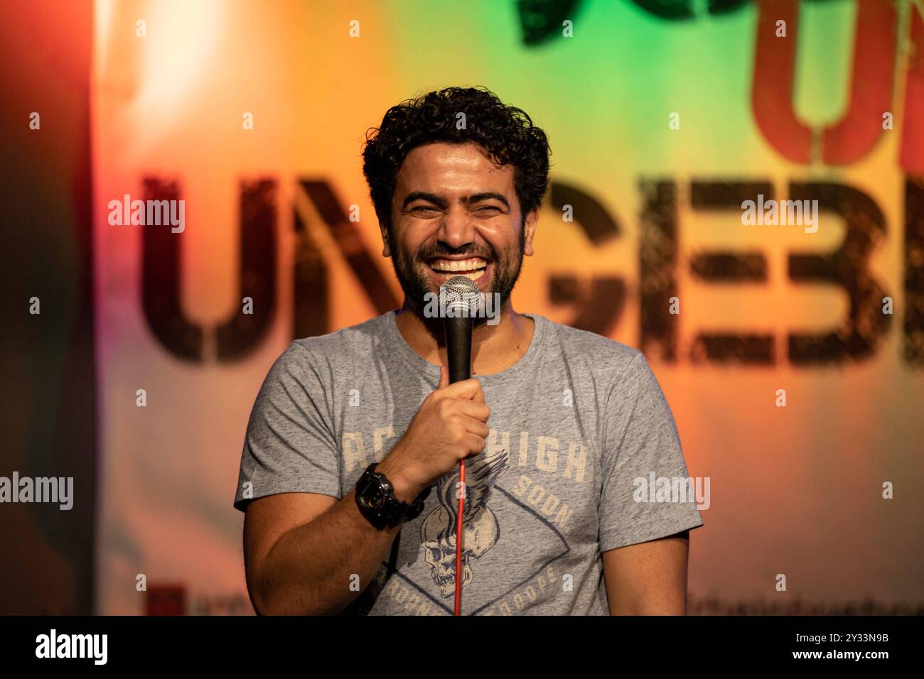 Nizar auf der Rheinbühne Bonn 13.06.2019. Der stand up comédien und podcaster NIZAR Akremi beim Live Auftritt BEI Jung und Ungebremst auf der Rheinbühne à Bonn. Bonn Innenstadt Nordrhein-Westfalen Deutschland *** Nizar sur le Rheinbühne Bonn 13 06 2019 le comédien stand-up et podcasteur NIZAR Akremi se produisant en direct à Jung und Ungebremst sur le Rheinbühne à Bonn centre-ville de Bonn Rhénanie-du-Nord-Westphalie Allemagne Copyright : xBonn.digitalx/xMarcxJohnx Banque D'Images