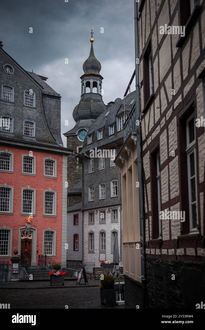 Automne belle journée à Monschau, Allemagne Banque D'Images