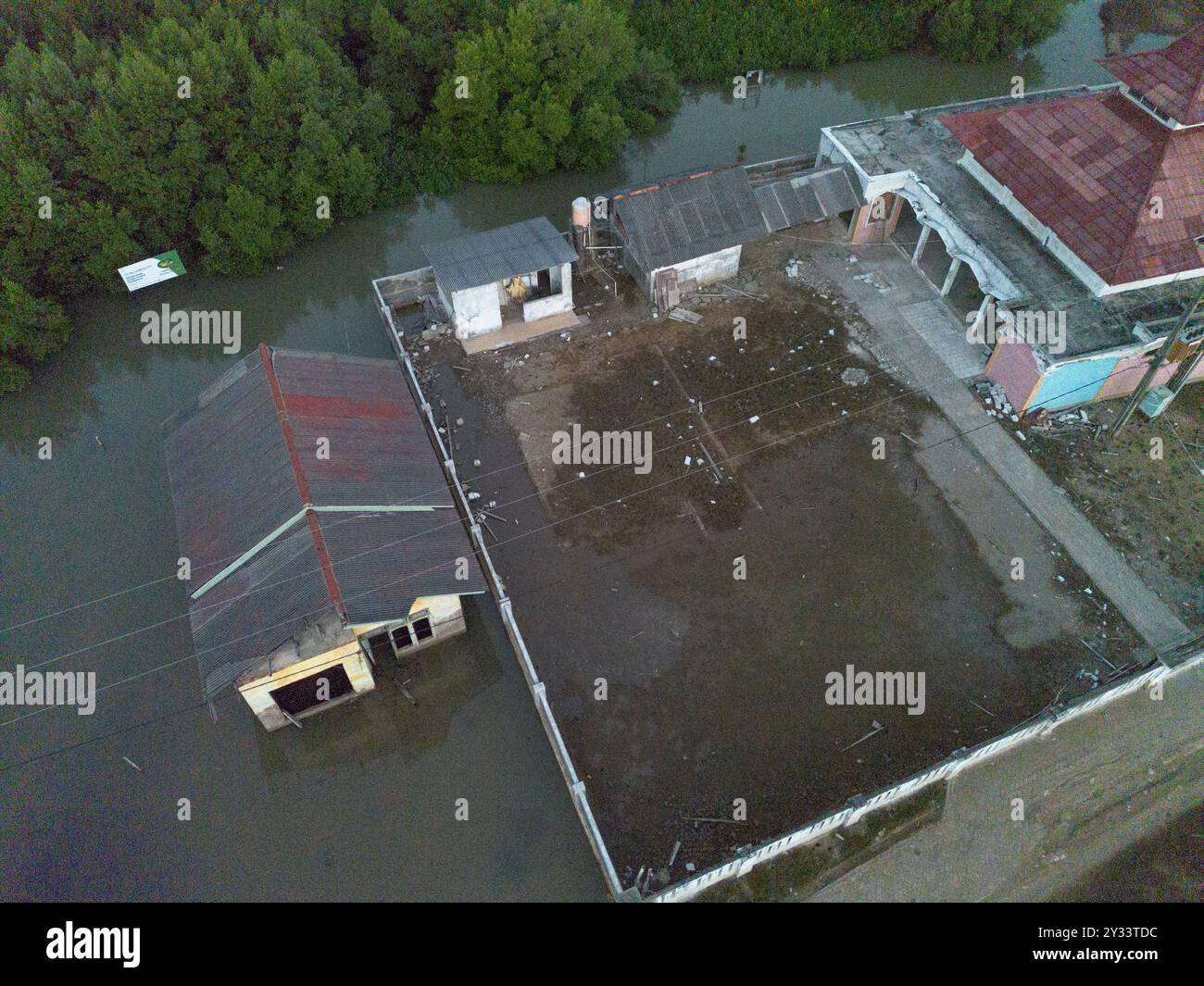 Changement climatique : village naufragé de Beting, régence de Bekasi, Java, Indonésie, Asie Banque D'Images