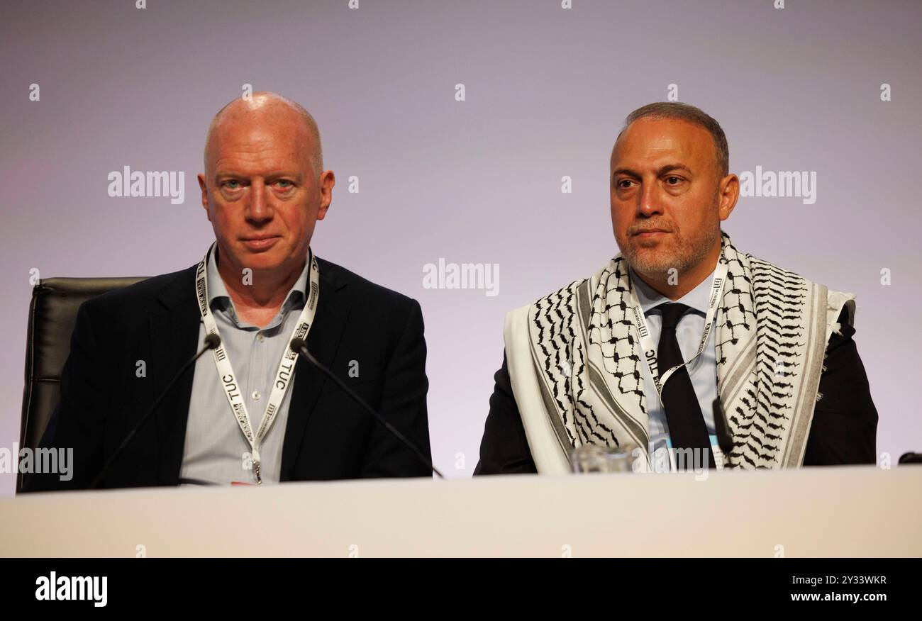 Dr Husam Zomlot, Chef de la Mission palestinienne au Royaume-Uni, au TUC avec le Président Matt WRAK, Secrétaire général de la FBU Banque D'Images