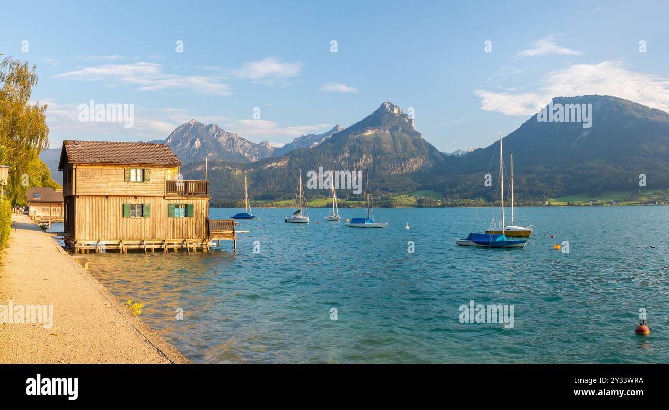 Cabane en bois sur un quai sur la rive du lac avec un hangar à bateaux, lac Wolfgangsee, Sankt Wolfgang, Autriche Banque D'Images