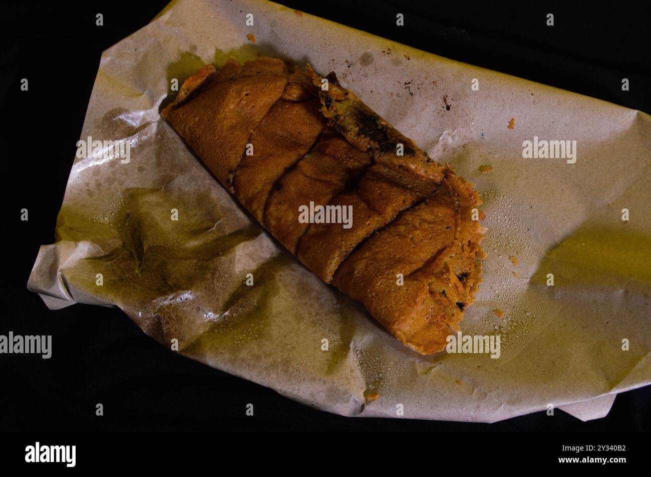 tourné sur terang bulan ou martabak sucré. Cuisine indonésienne typique. Banque D'Images