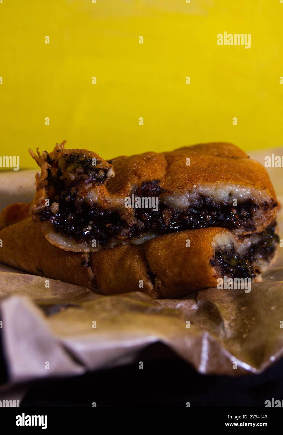 tourné sur terang bulan ou martabak sucré. Cuisine indonésienne typique. Banque D'Images