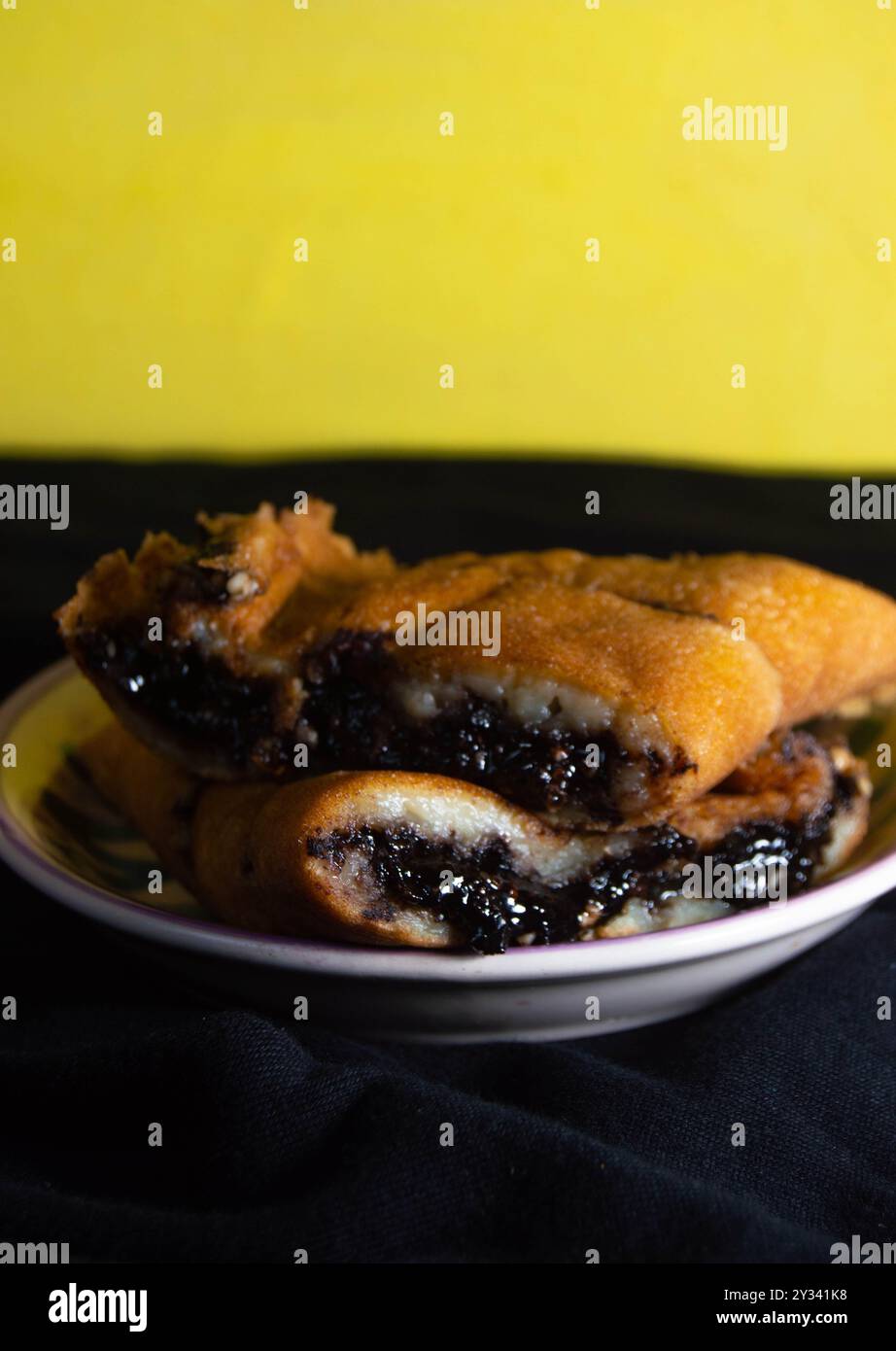 tourné sur terang bulan ou martabak sucré. Cuisine indonésienne typique. Banque D'Images