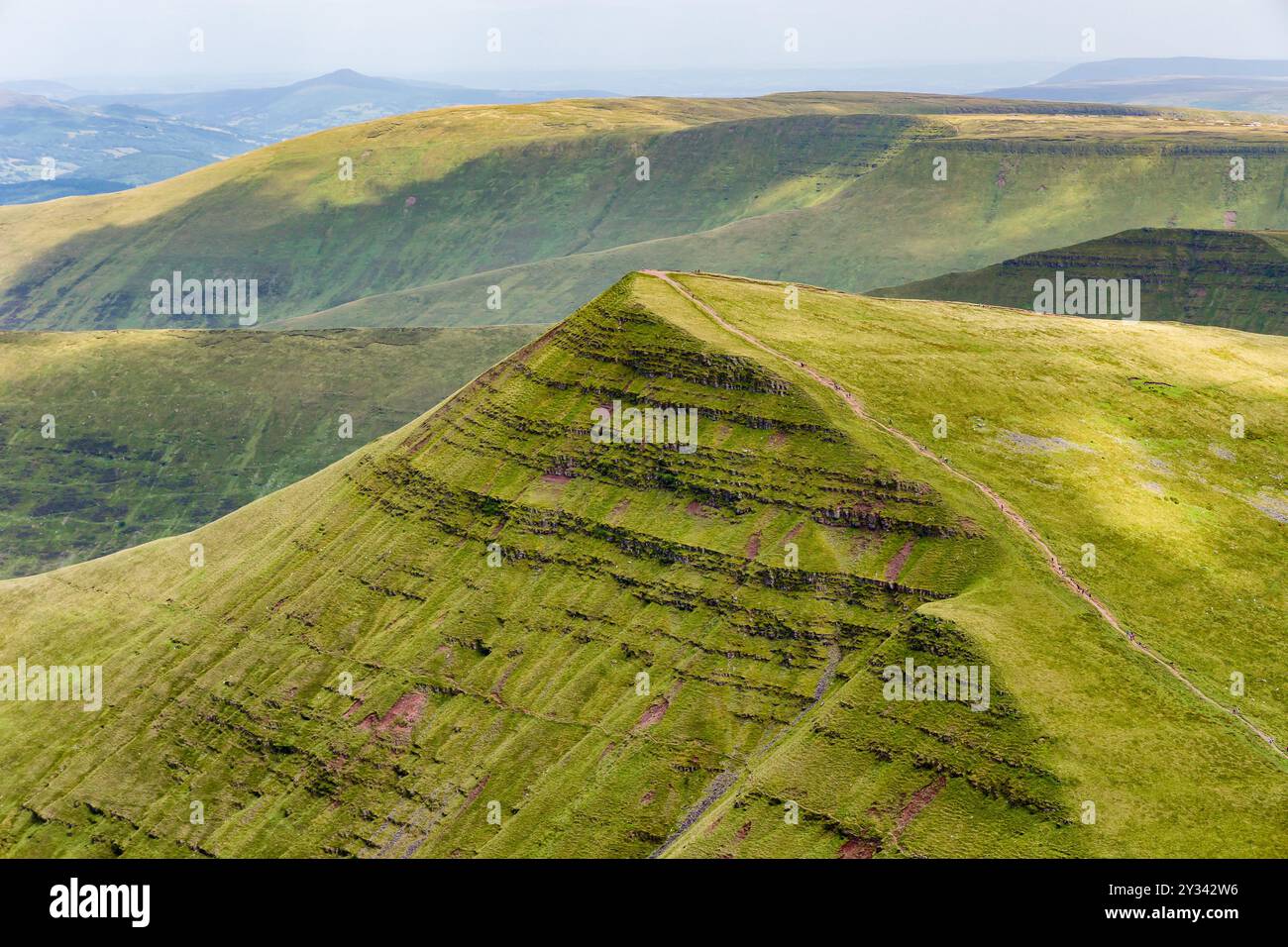 Sentier de randonnée menant au sommet de Cribyn dans les Brecon Beacons Banque D'Images