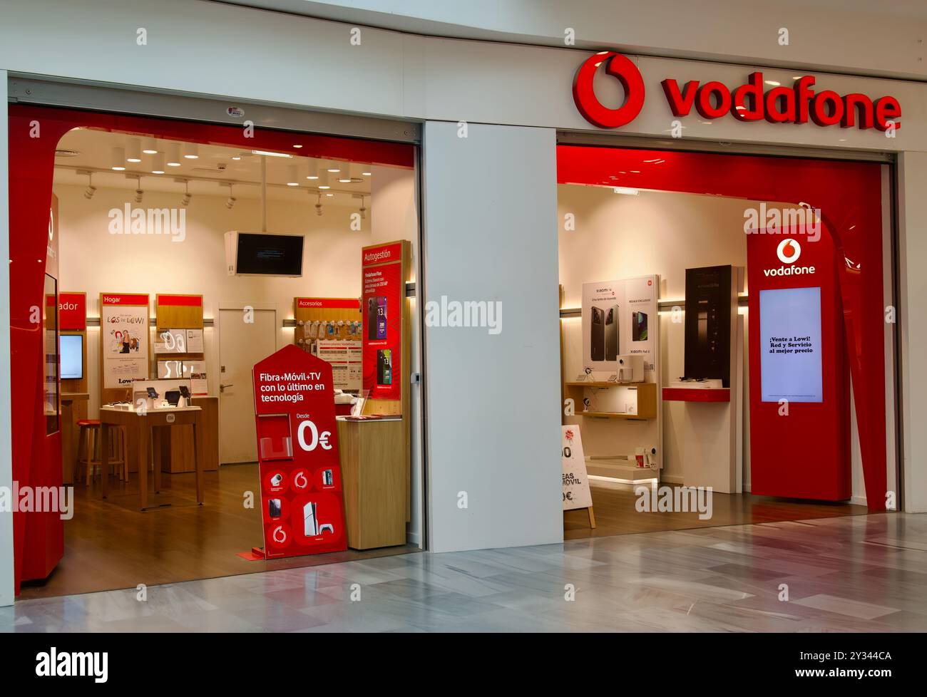 British Vodafone télécommunications services magasin entrée Rio Shopping Mall Valladolid Castille et Leon Espagne Banque D'Images