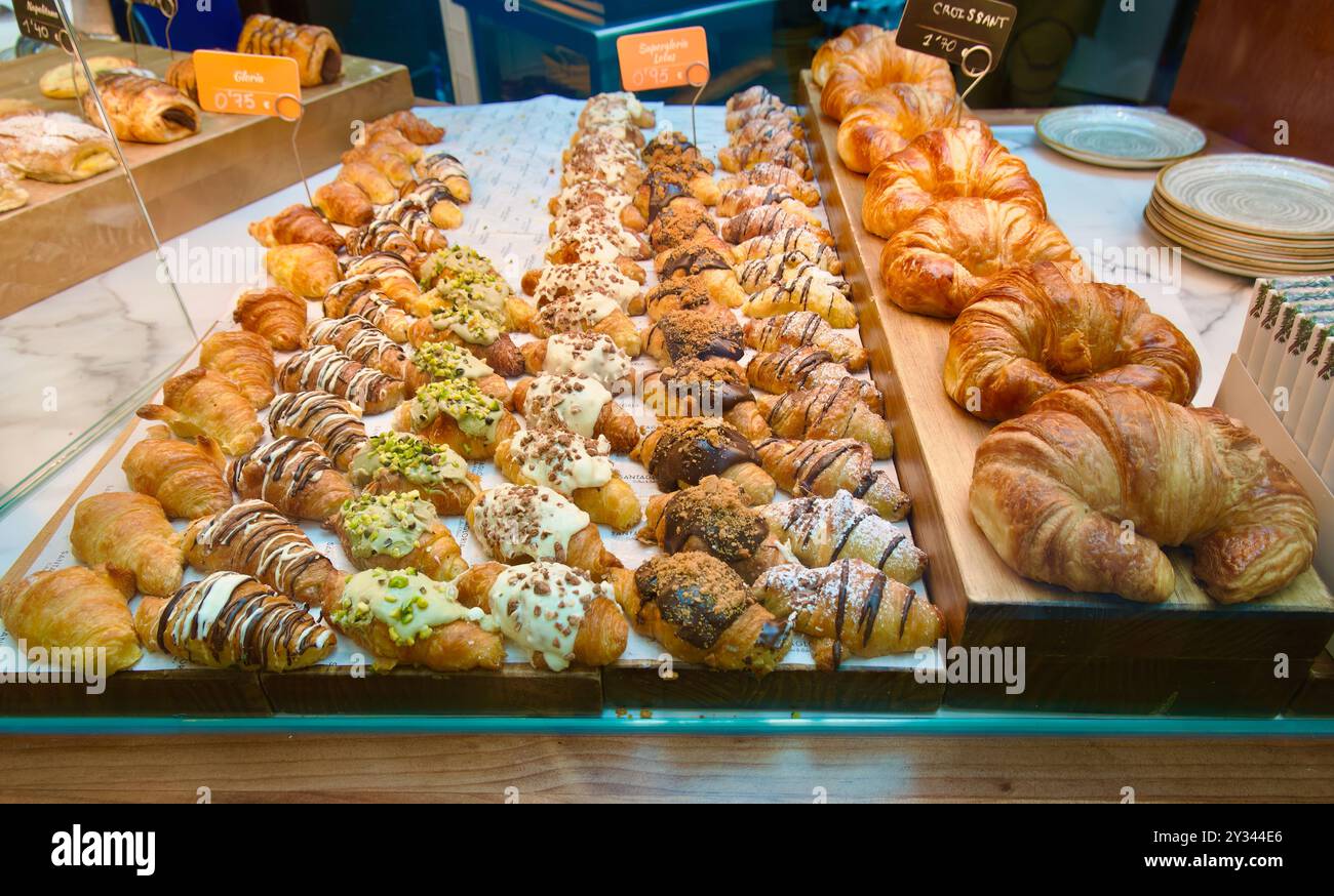 Sélection de croissants et de pâtisseries en rangées disponibles en vente dans un étal de boulangerie dans le centre commercial Rio Valladolid Castille et Léon Espagne Banque D'Images