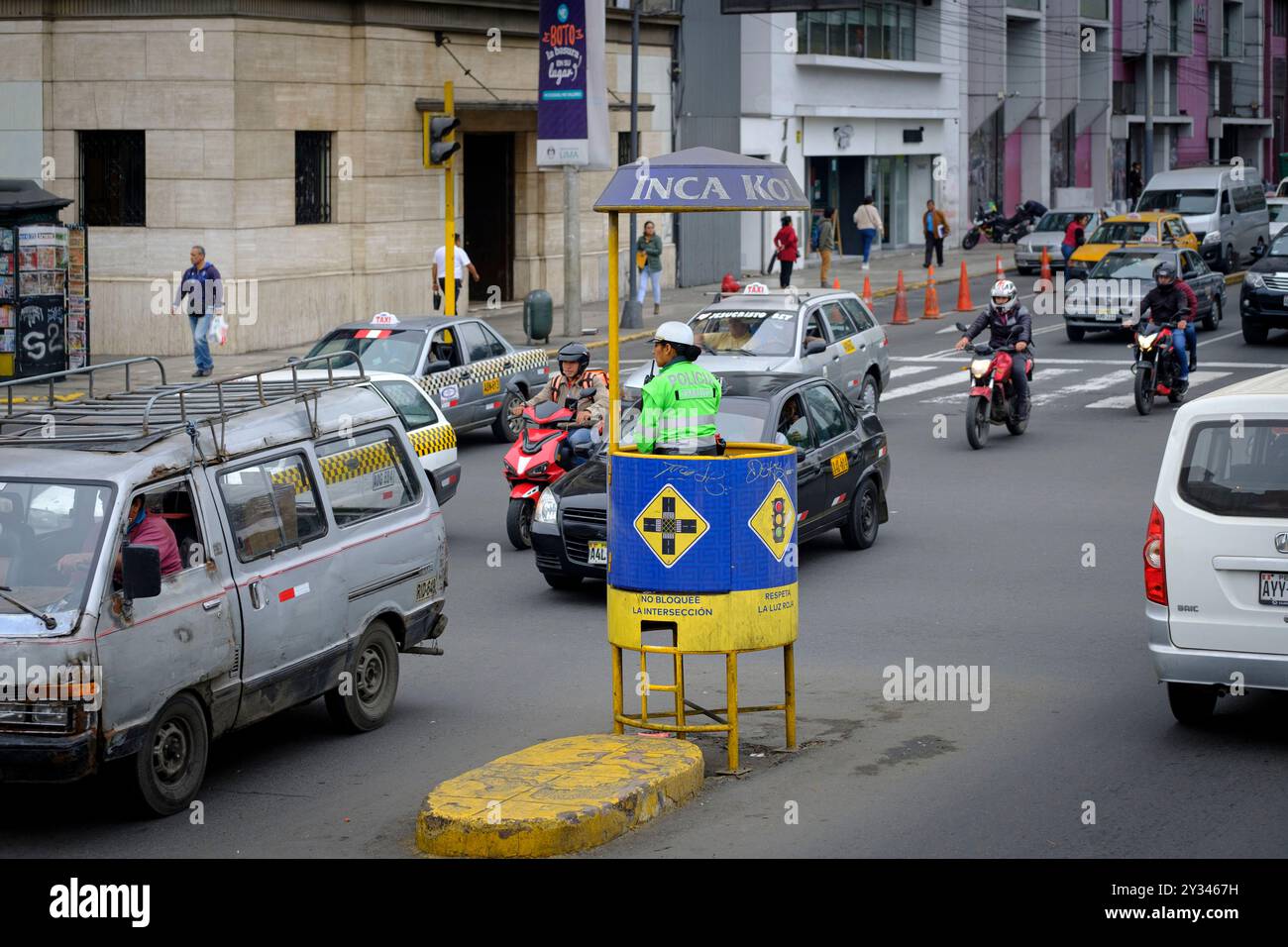 Une femme hispanique adulte policier de transit Policia Transito dans un gilet réfléchissant contrôle la circulation dense à Lima Pérou. Banque D'Images