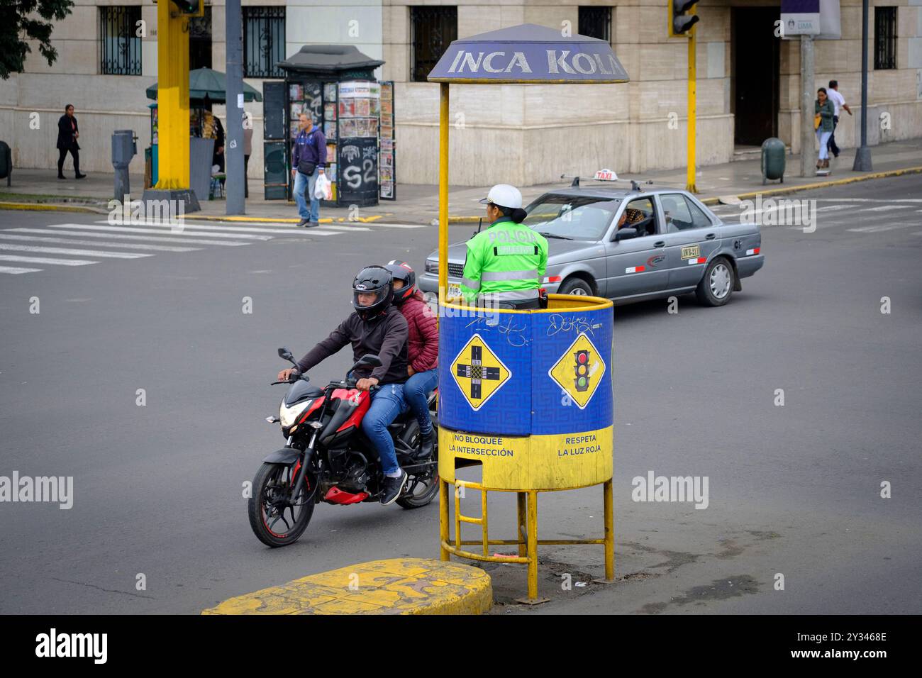 Une femme hispanique adulte policier de transit Policia Transito dans un gilet réfléchissant contrôle la circulation légère à Lima Pérou. Banque D'Images