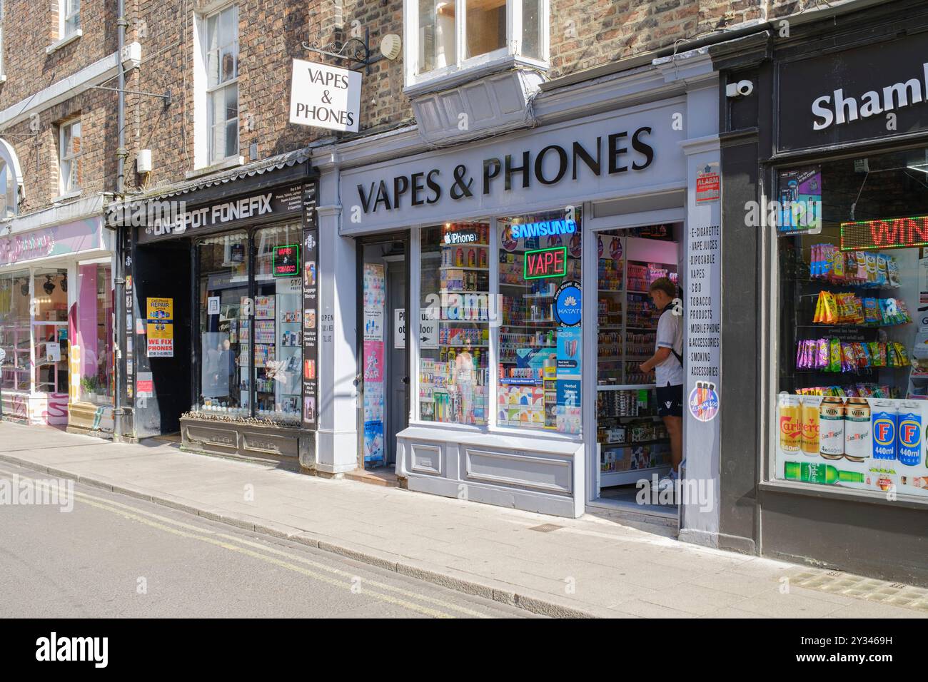 La vitrine de la boutique Vapes & Phones dans le centre de York, Royaume-Uni. Banque D'Images