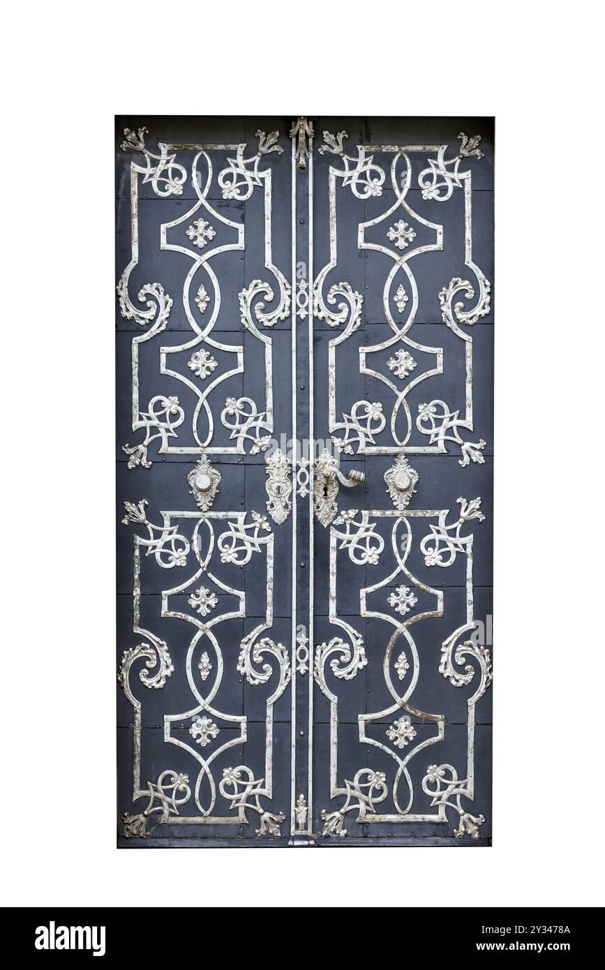 Vieille porte noire en métal avec des ornements dans un mur de pierre, généralement utilisé dans les cathédrales, les églises, les palais et les châteaux, isolé sur fond blanc Banque D'Images