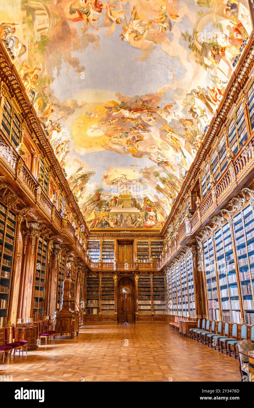 Prague, République tchèque - 30 mai 2024 : à l'intérieur de la bibliothèque du monastère de Strahov, l'une des bibliothèques les plus précieuses et les mieux conservées Banque D'Images