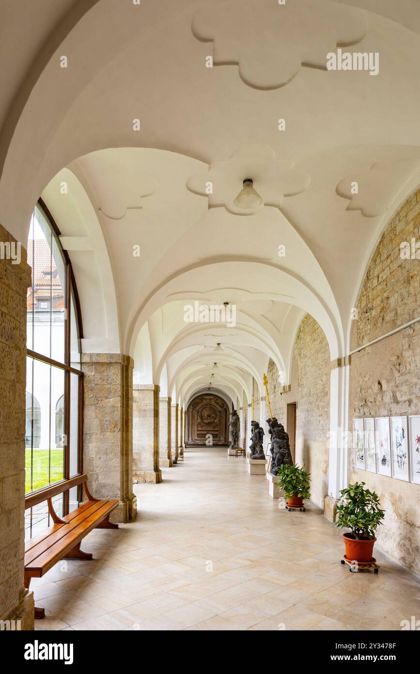 Prague, République tchèque - 30 mai 2024 : couloir à l'intérieur du monastère de Strahov, une abbaye prémonstratène située à Strahov, Prague, République tchèque Banque D'Images